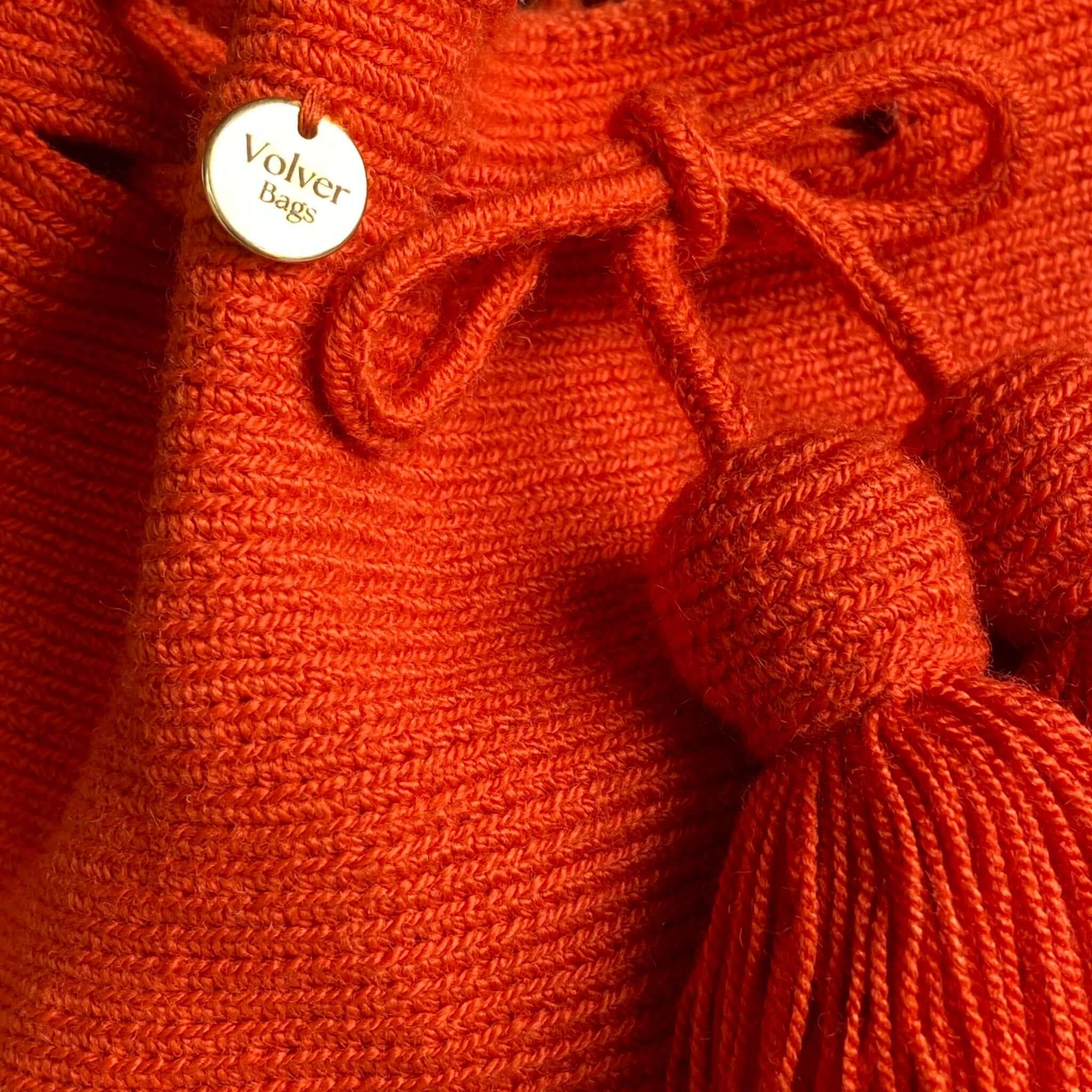 dettaglio nappe della mini borsa con due manici arancione