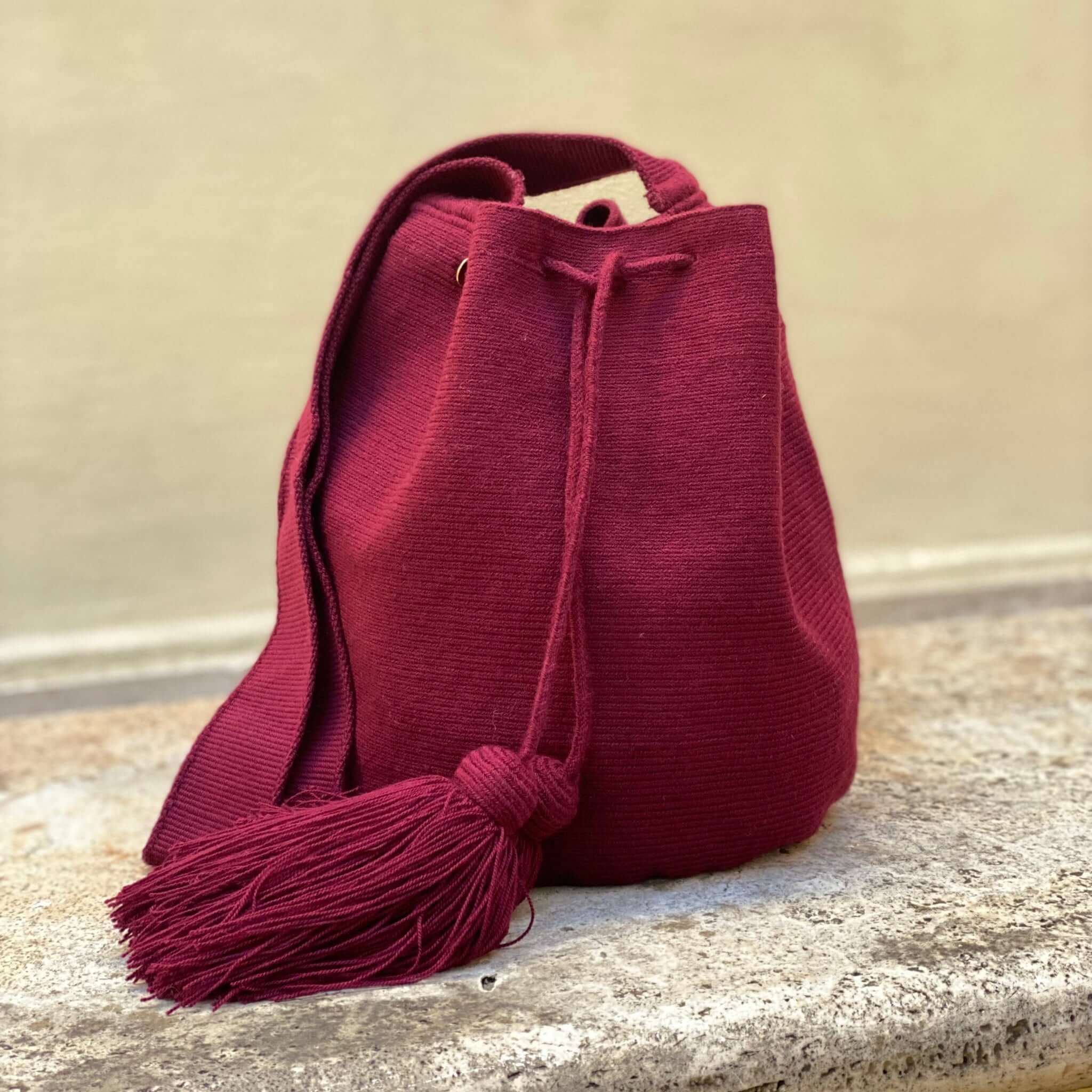 Borsa wayuu colol borgogna in tinta unita, nappine e tracolla lavorata al telaio a mano