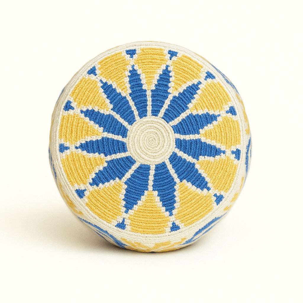 Base borsa Wayuu piccola con motivi geometrici floreali blu e gialli su fondo beige – Volver Bags