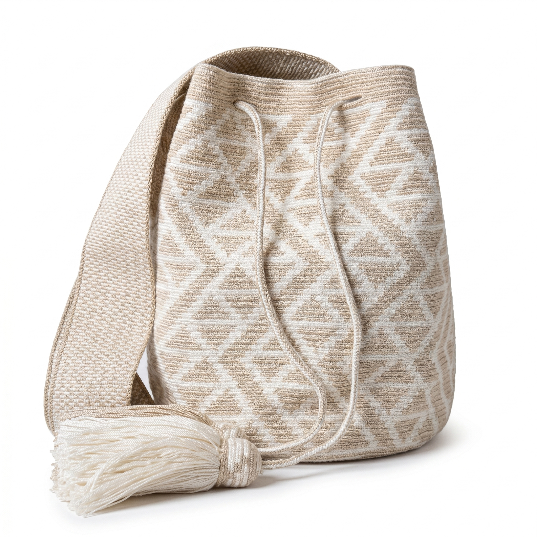 Mochila Wayuu Miel Volver Bags vista frontale, borsa artigianale fatta a mano nei toni miele e panna con motivi geometrici