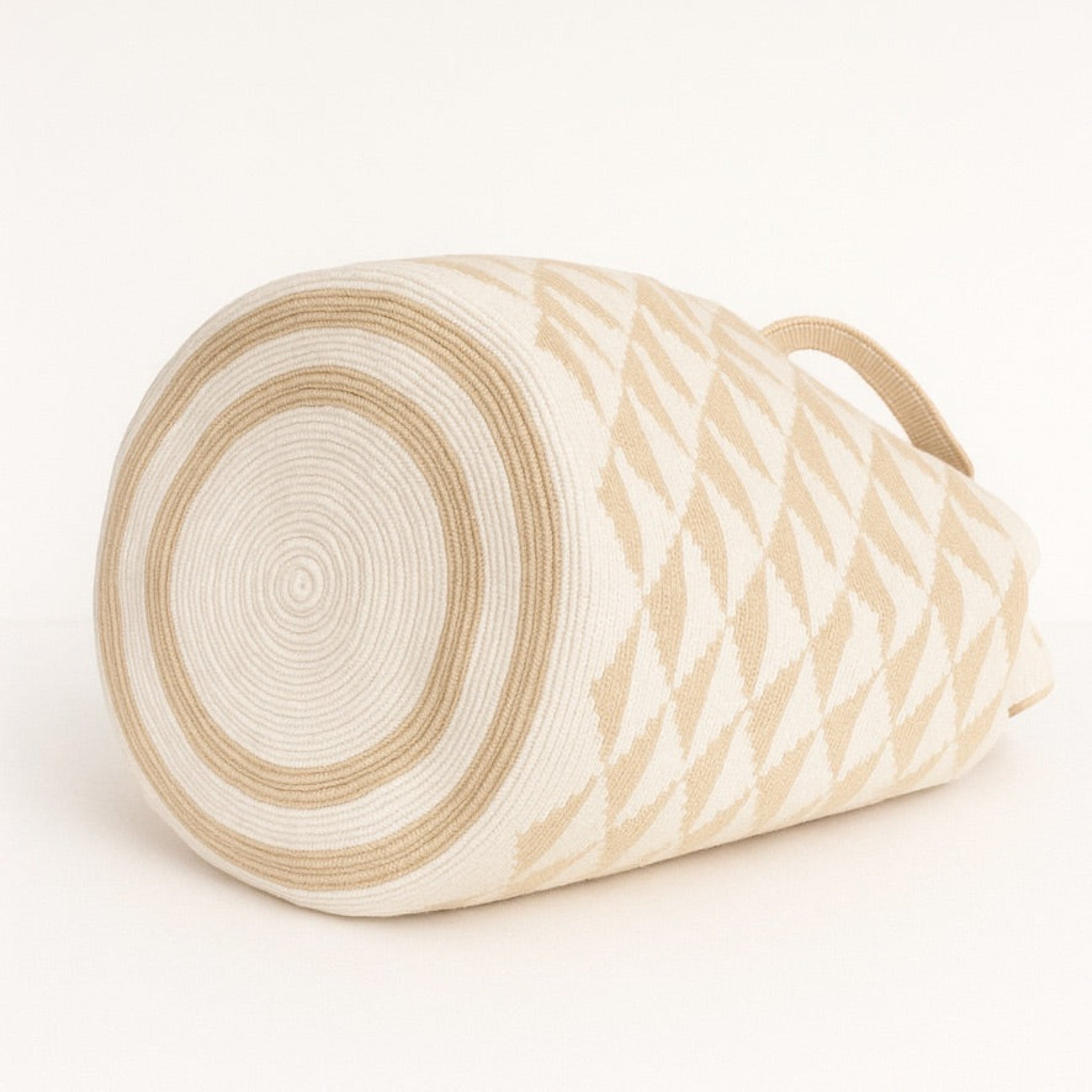 Dettaglio borsa Wayuu Clara con cinghie intrecciate e lavorazione artigianale tradizionale della Guajira Colombia