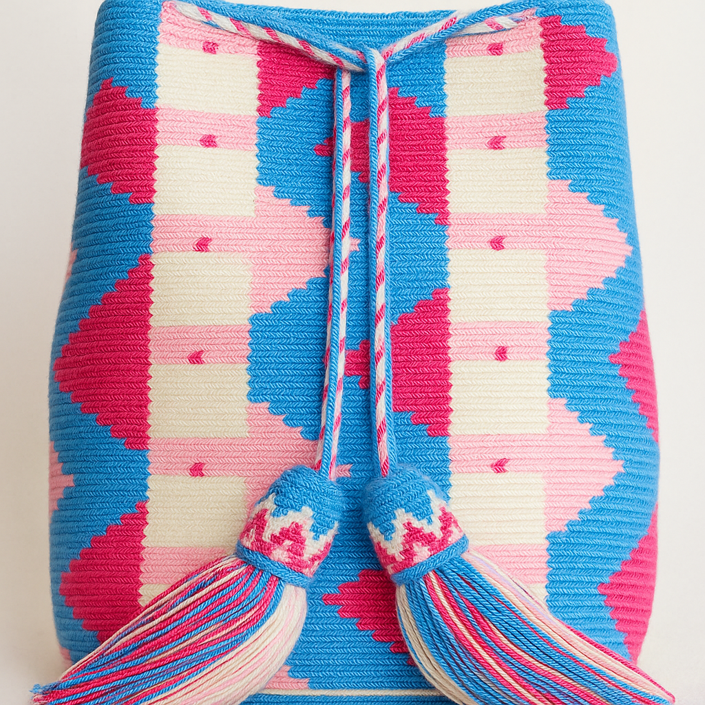 Dettaglio ravvicinato borsa grande , capiente e leggera, nei toni del rosa e dell'azzurro