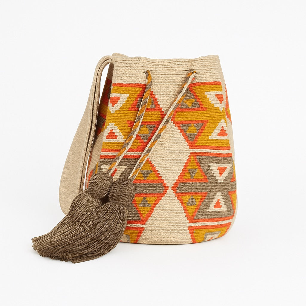 Borsa artigianale, realizzata a uncinetto con motivi geometrici autunnale nei toni arancio, tortora e ocra – Volver Bags