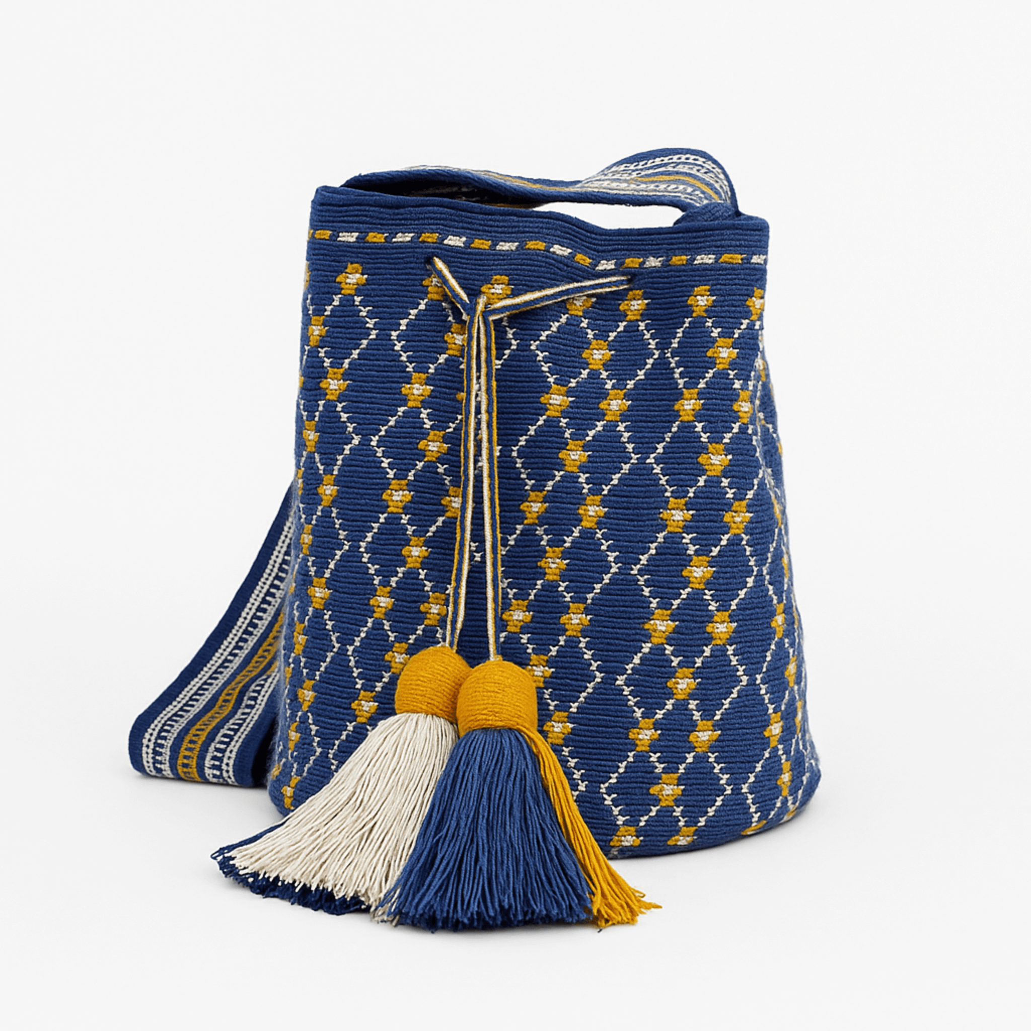`Mochila Wayuu Media Liset - Borsa artigianale blu con rombi ocra e bianchi fatta a mano in Colombia. Volver Bags