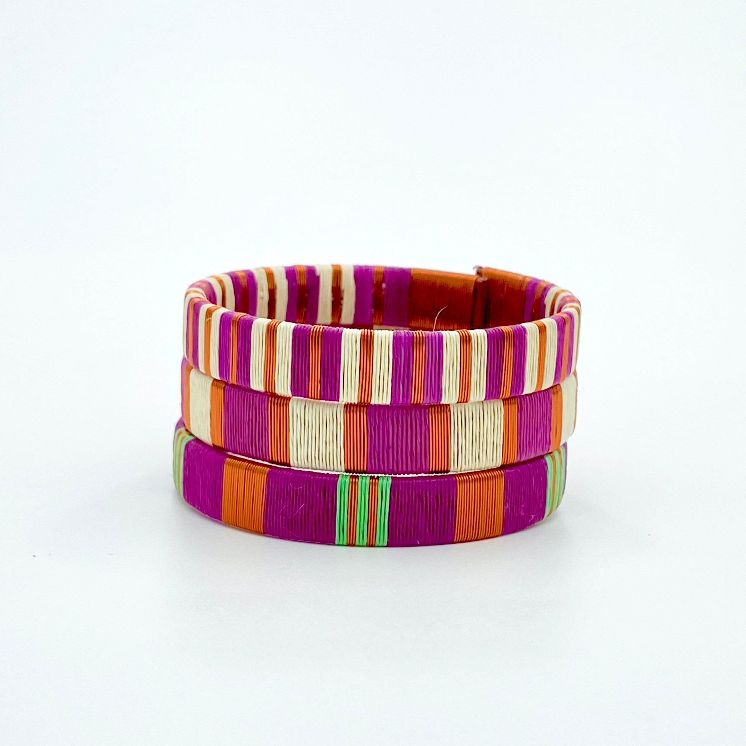 Bracciale artigianale e flessibile in fibra di palma per ogni misura di polso – Volver Bags