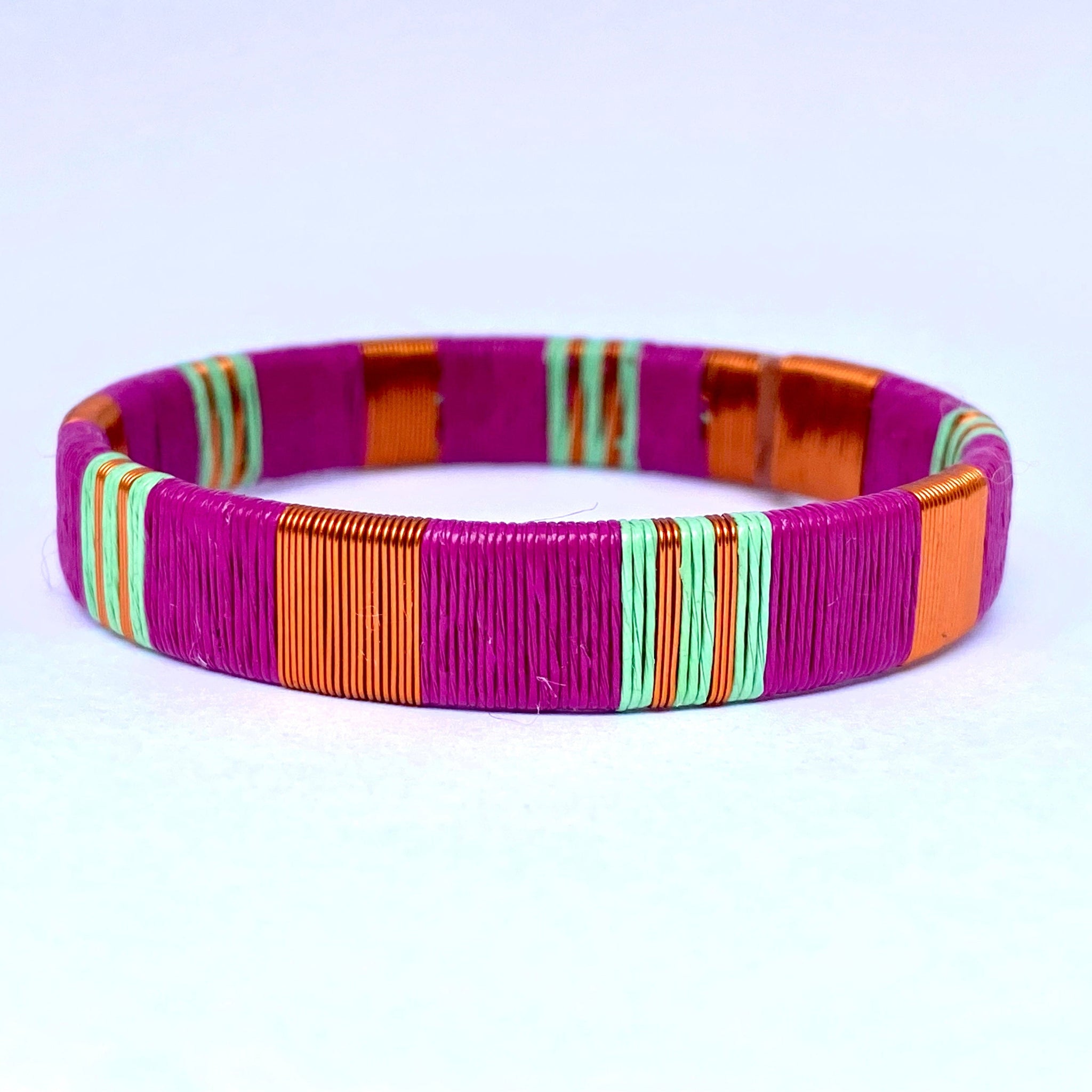 Fibra intrecciata a mano e rame riciclato – bracciale artigianale sostenibile