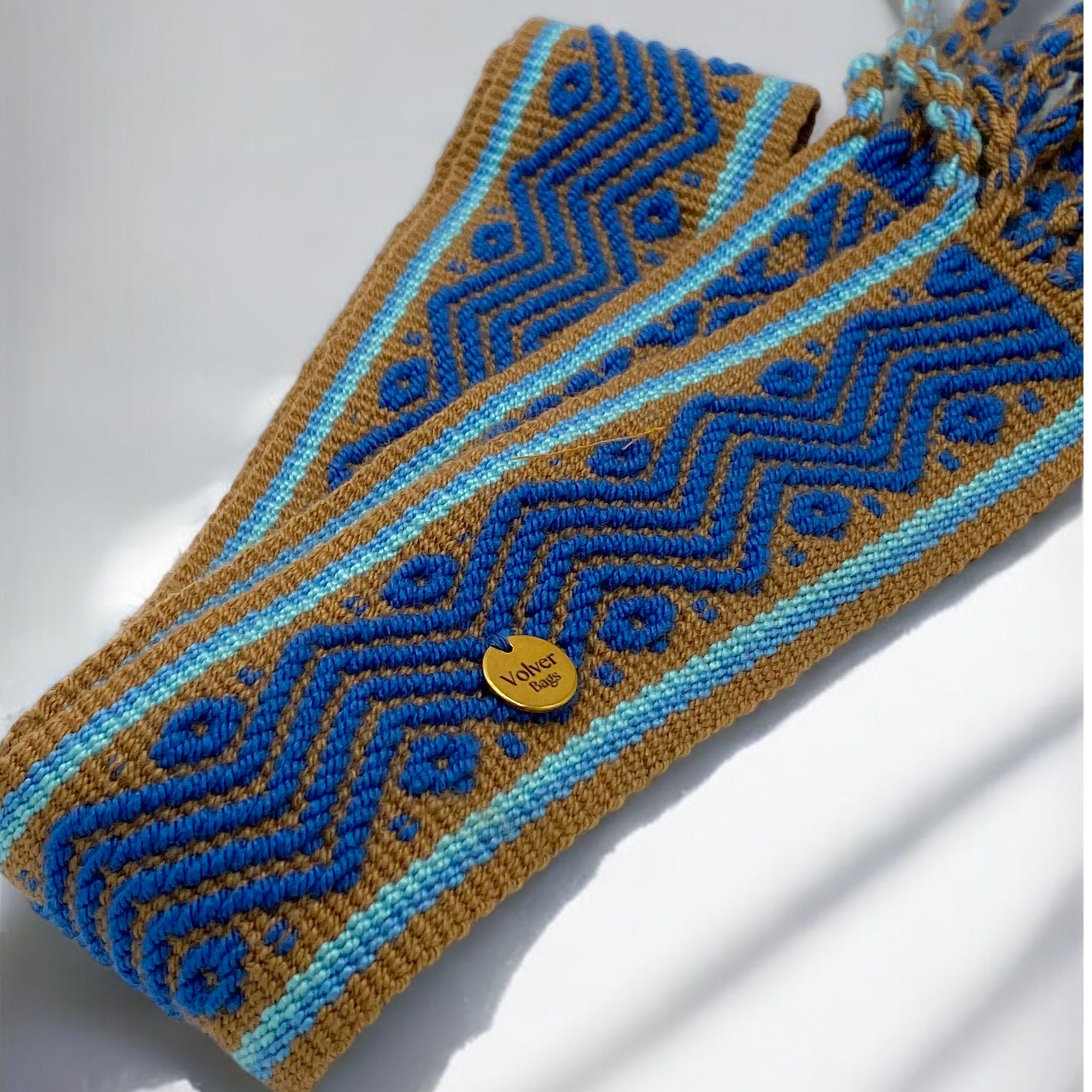 Cintura Kamëntsá larga intrecciata a mano con colori naturali e accenti turchesi – artigianato del Putumayo, Colombia