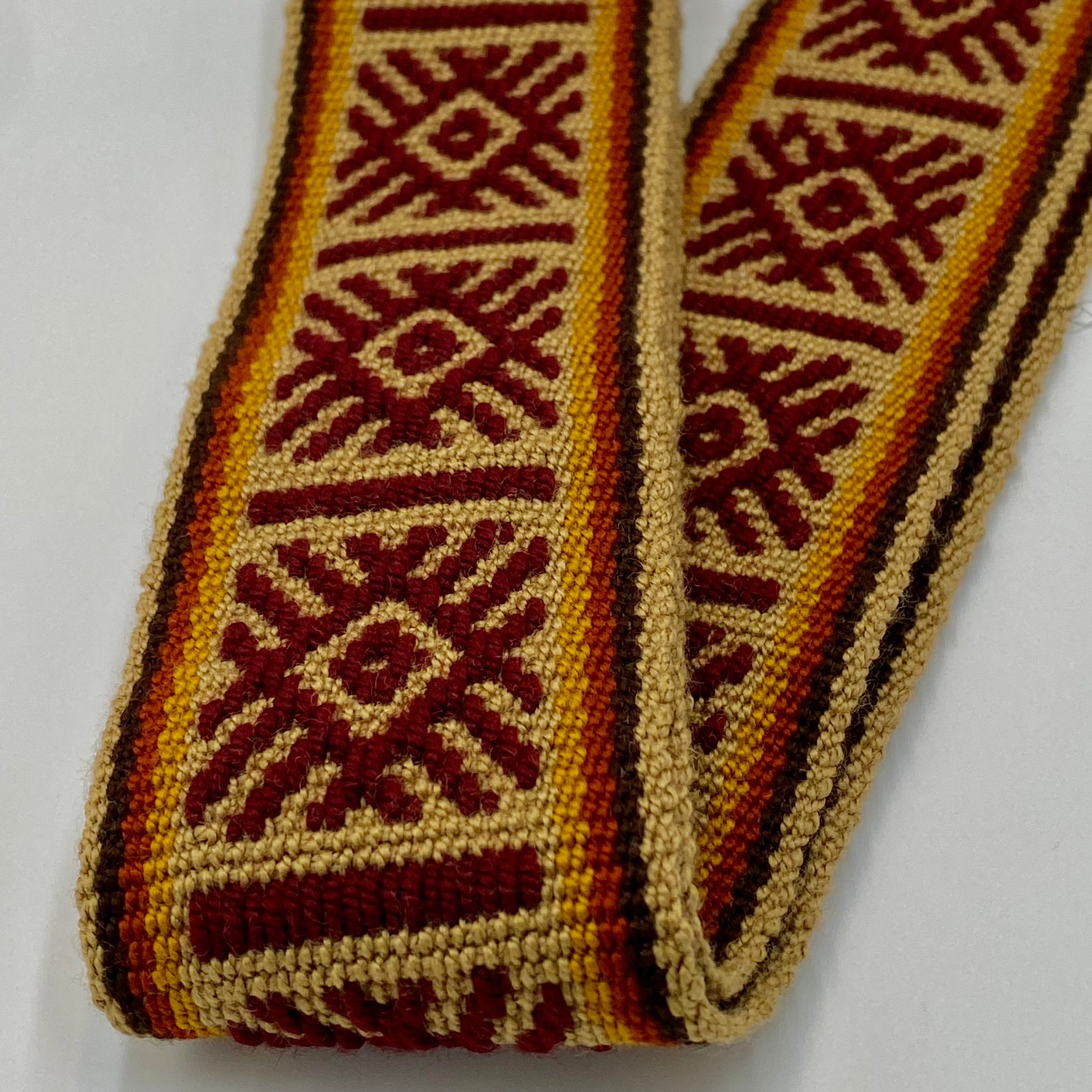 dettaglio cintura larga fatta a mano in Colombia, design Kamëntsá tradizionale con colori naturali , ocra, beige, marrone e vinaccia , – Volver Bags