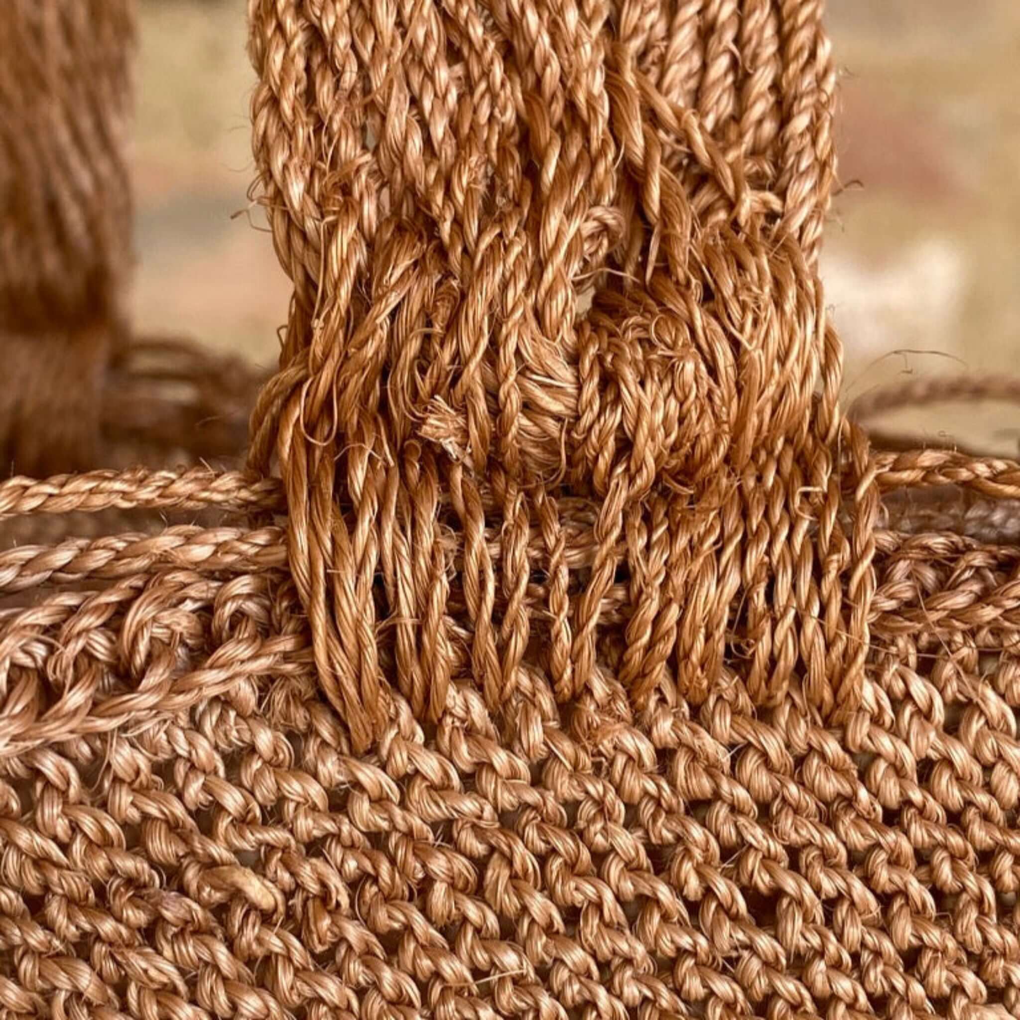 Dettaglio tracolla della borsa in fibra naturale intrecciata a mano