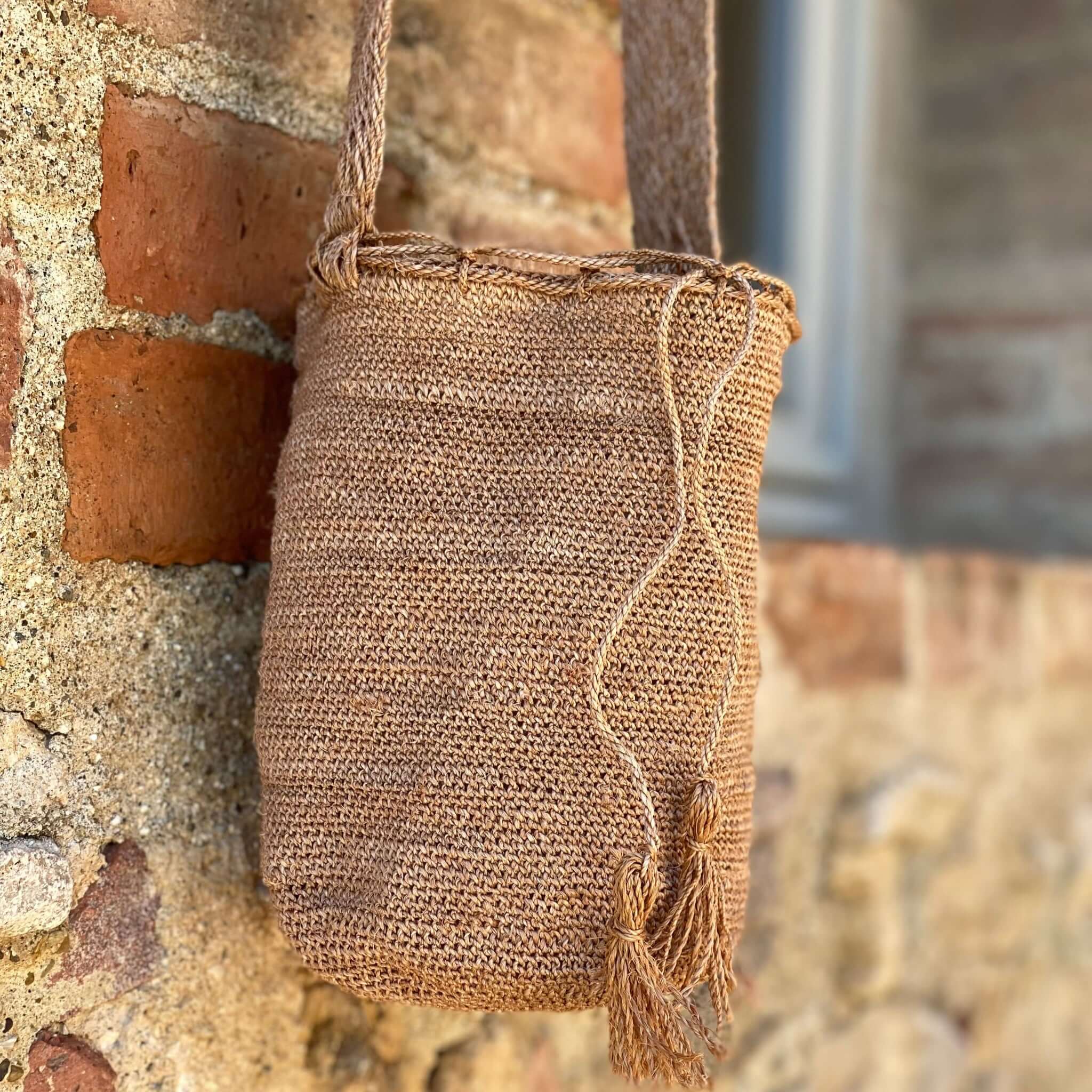 FIBI Bag Madera con intreccio rustico e nappine – Volver Bags