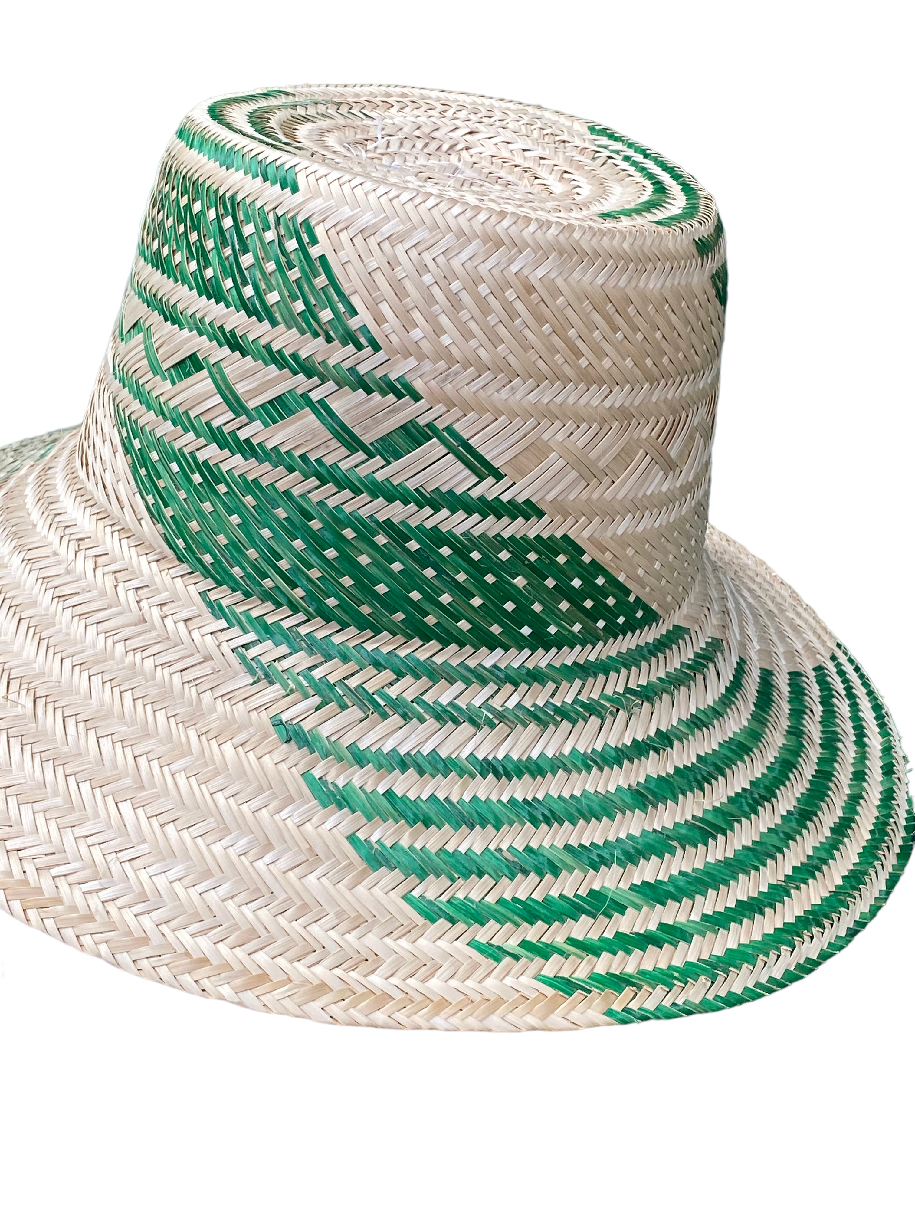 Cappello da sole Wayùu, realizzato a mano con fibra naturale, design tradizionale delle comunità indigene colombiane