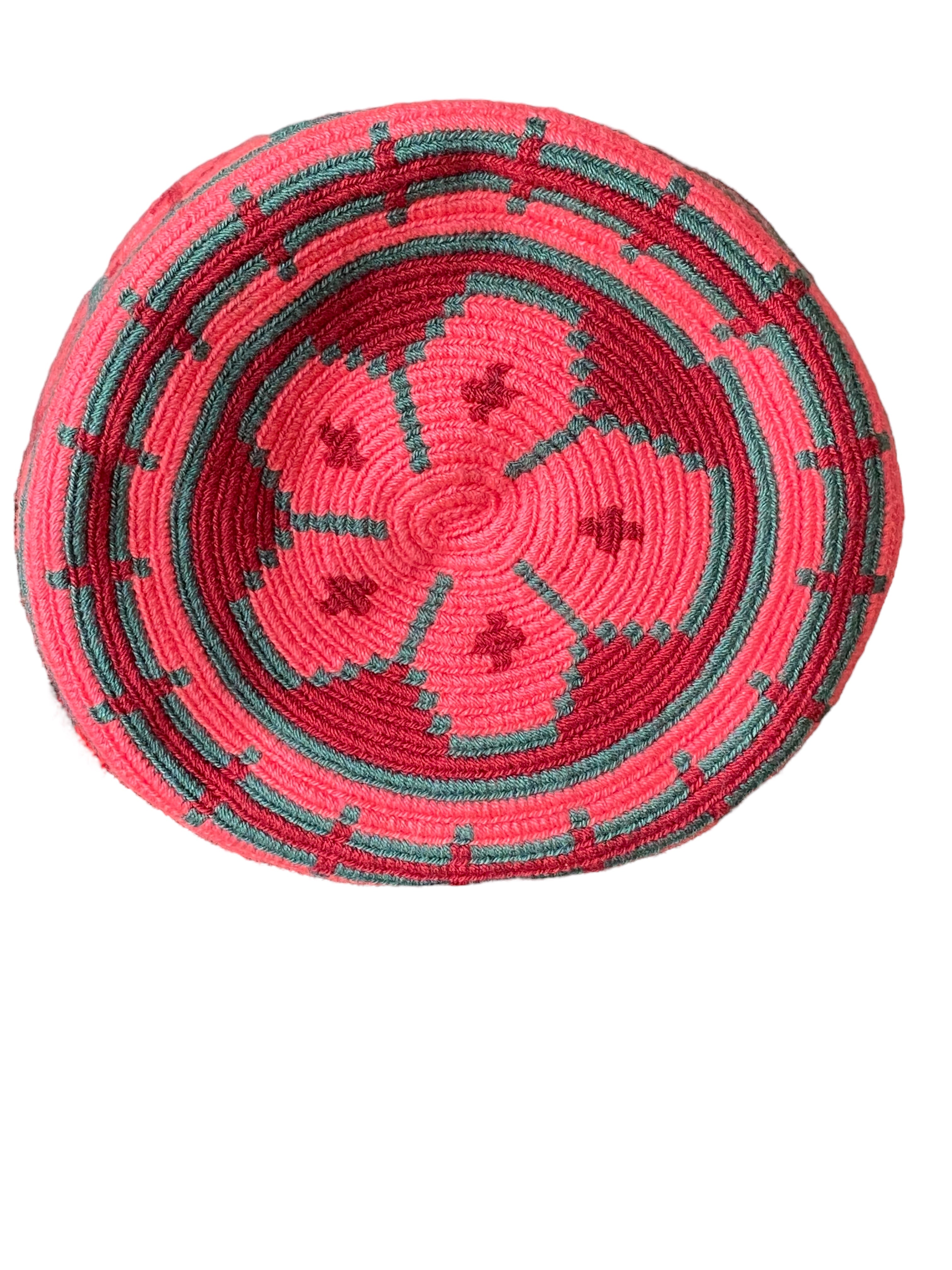 Mochila Wayùu Micay, borsa uncinetto artigianale in cotone con motivi geometrici colorati, tessuta a mano da artigiane colombiane. Arancione e verde