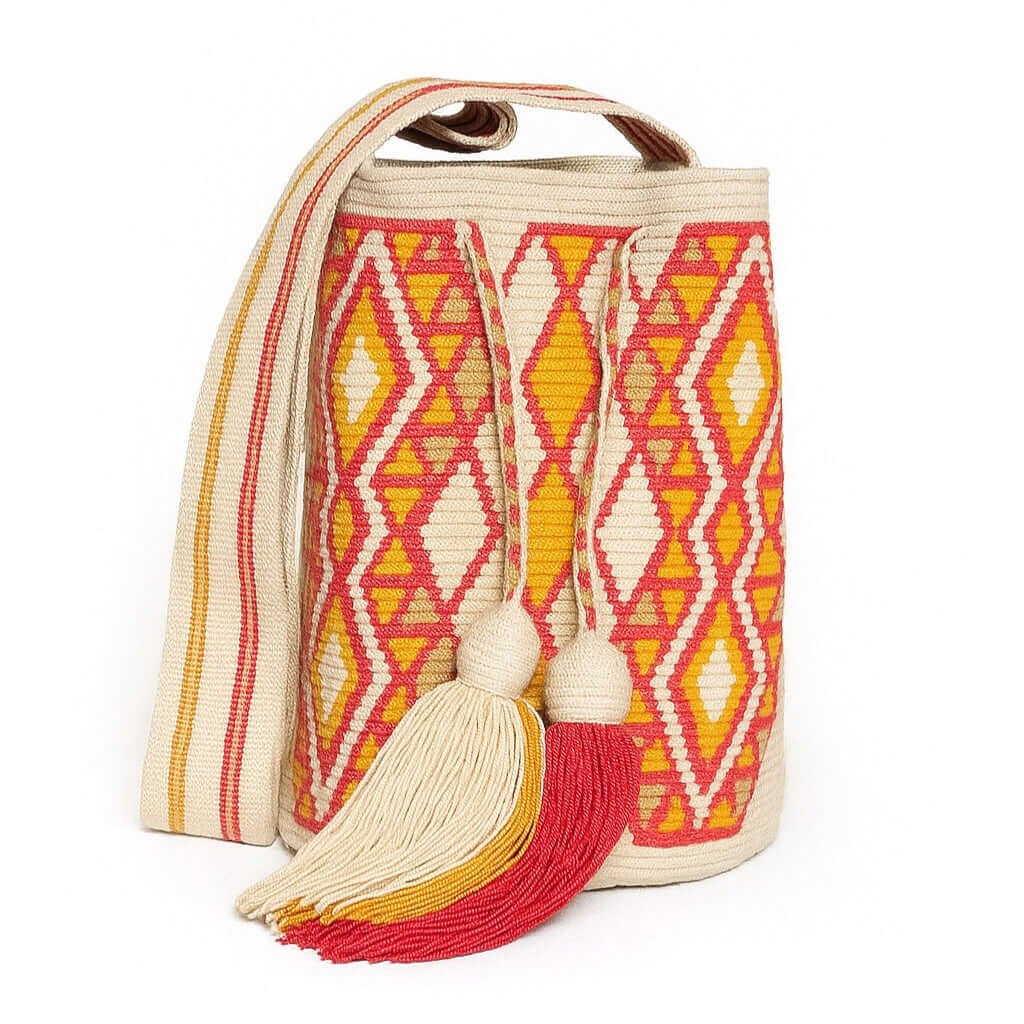 Primo piano della borsa wayuu beige con disegni tradizionali geometrici rossi tortora gialli borsa Wayuu beige