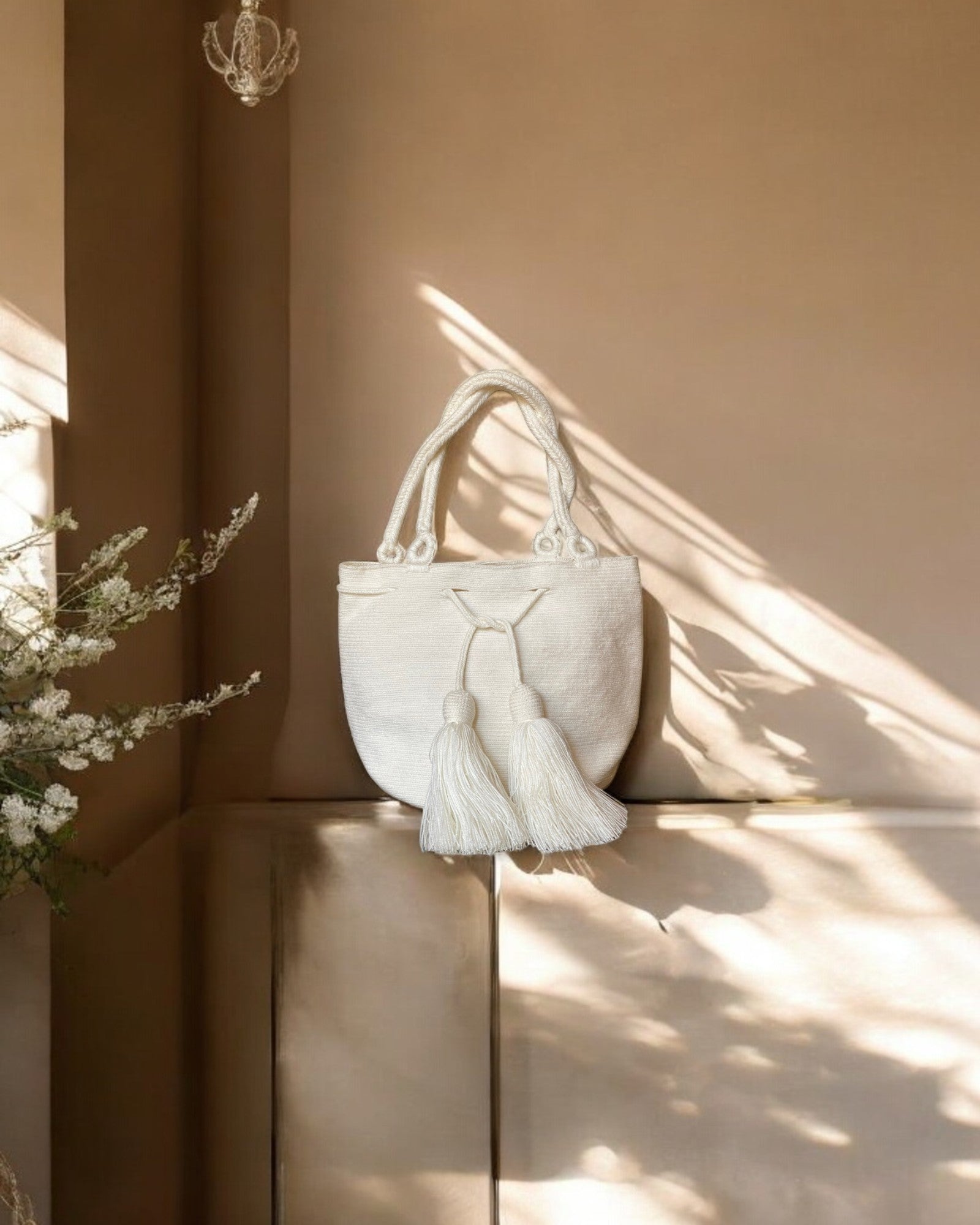 borsa inttecciata a mano, due manici e nappine , bainco candido