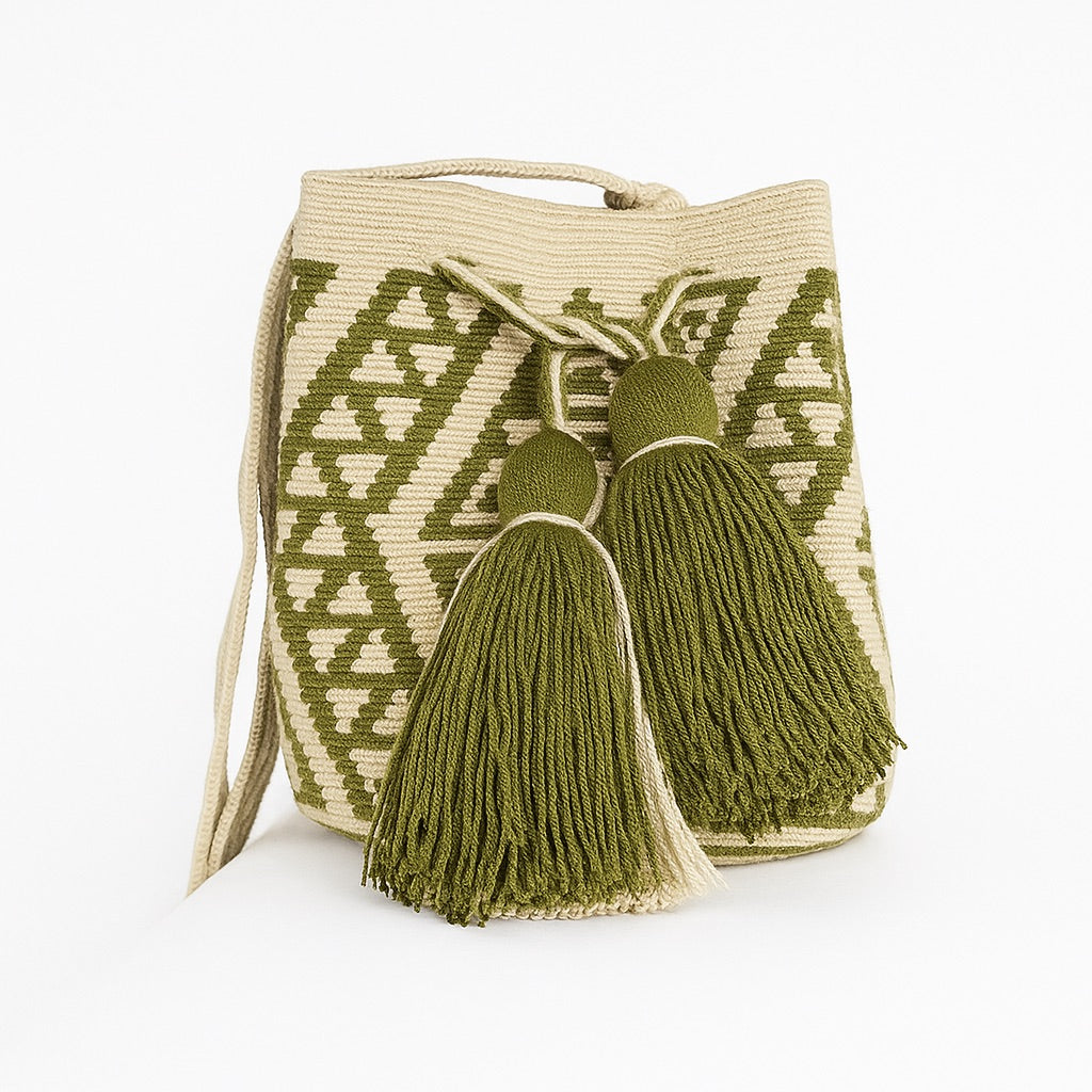 Borsa artigianale Wayuu Olivia con motivi verdi su base beige chiaro – Volver Bags