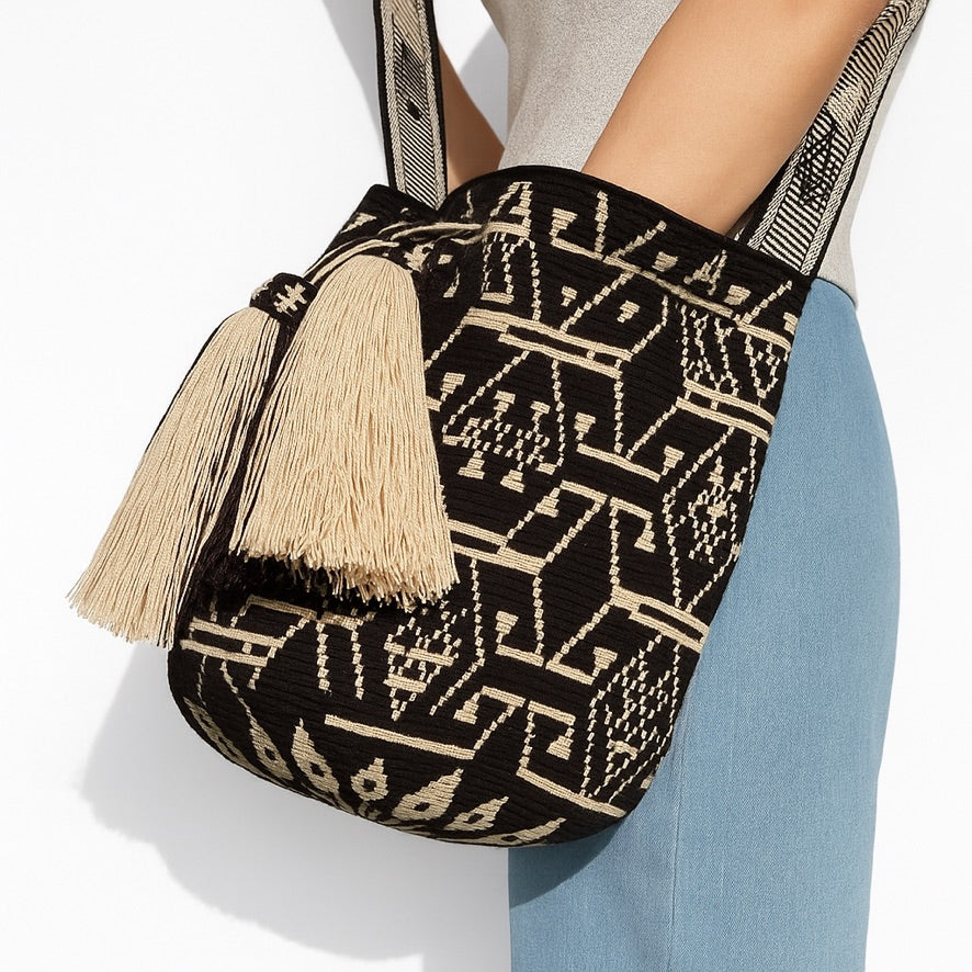 Borsa artigianale Wayuu grande,motivi geometrici nei toni nero e biaco/beige – Volver Bags