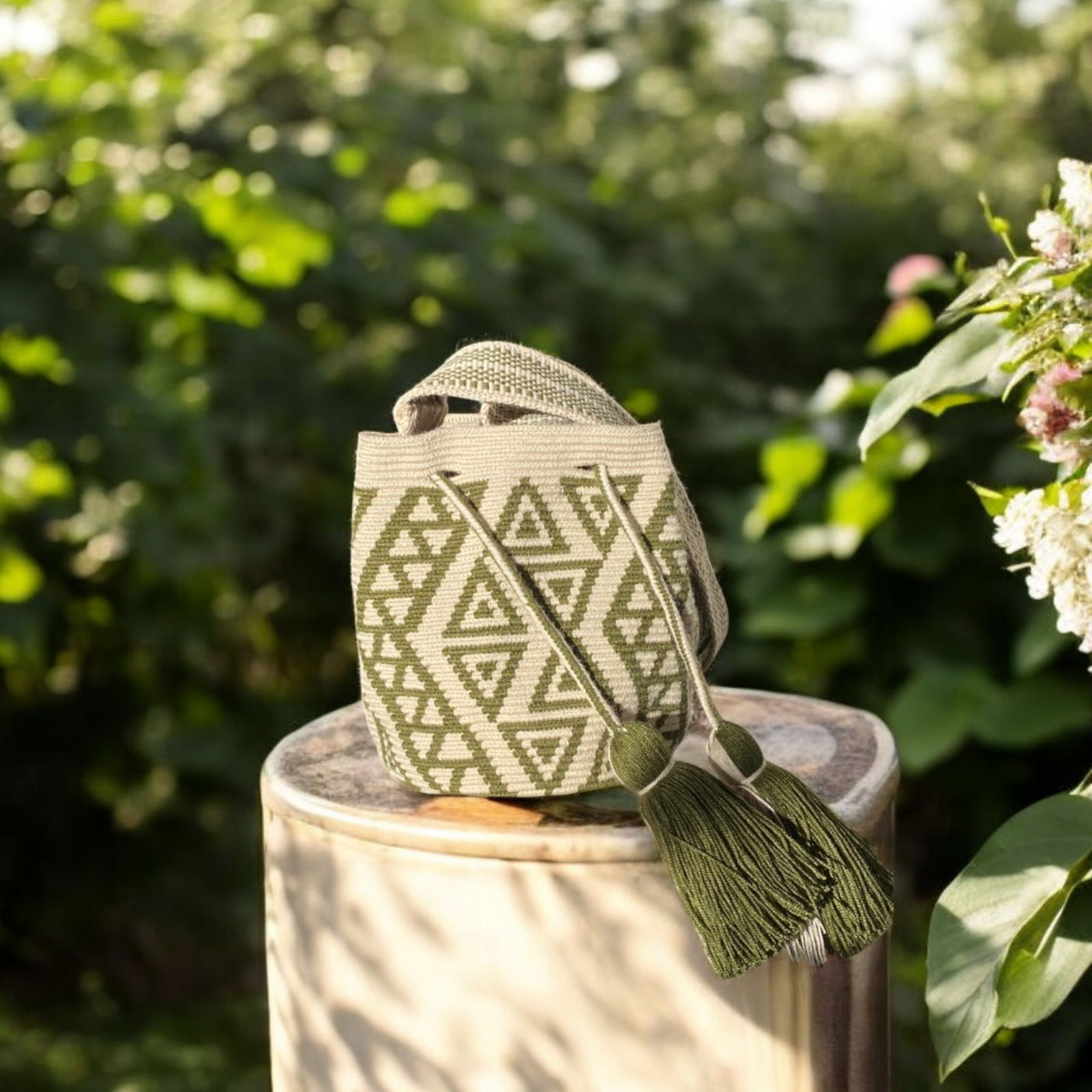 Mochila piccola colombiana realizzata a mano con disegni geometrici verdi – Olivia Volver Bags