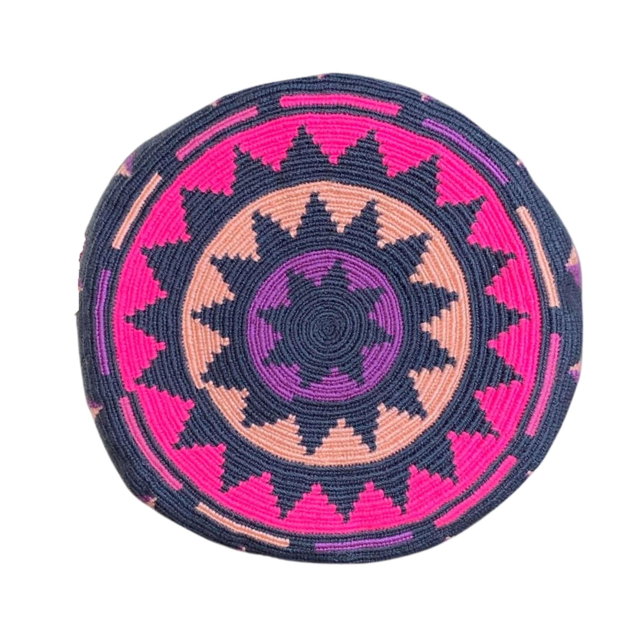 dettaglio della base con motivi geometrici, triangoli a raggiera