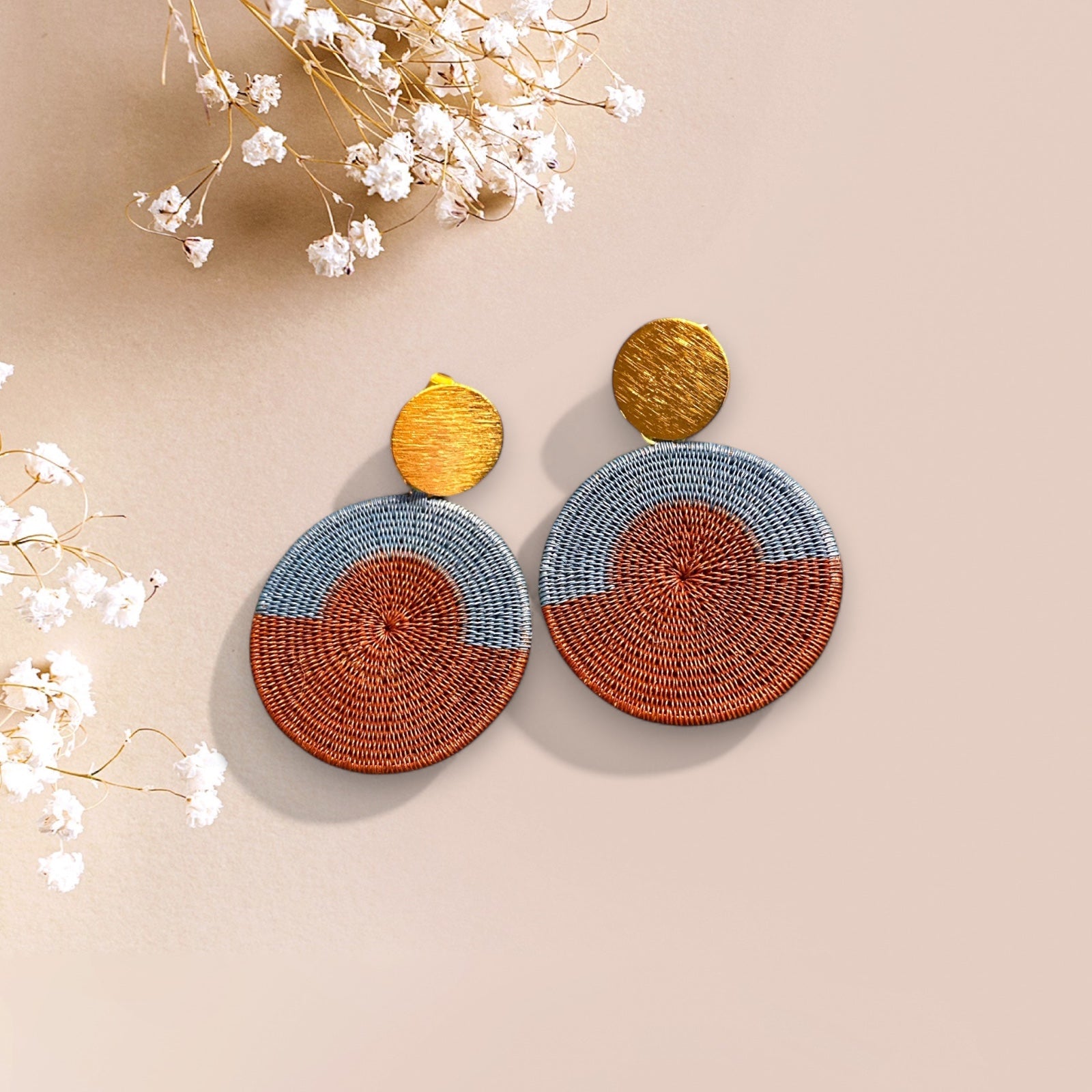 Orecchini pendenti in palma Werregue grigio e marrone, artigianali Woounan – Volver Bags