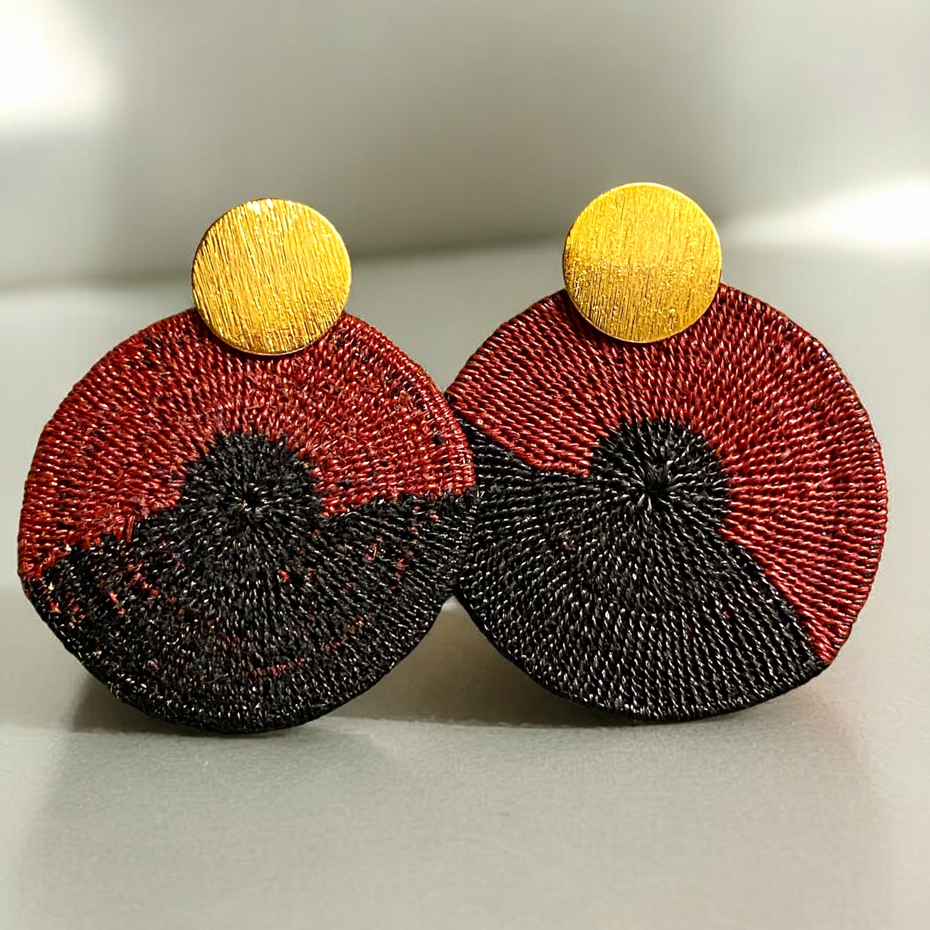 Orecchini pendenti artigianali in fibra di palma Werregue, intrecciati a mano dalle comunità indigene colombiane. Nero e marrone