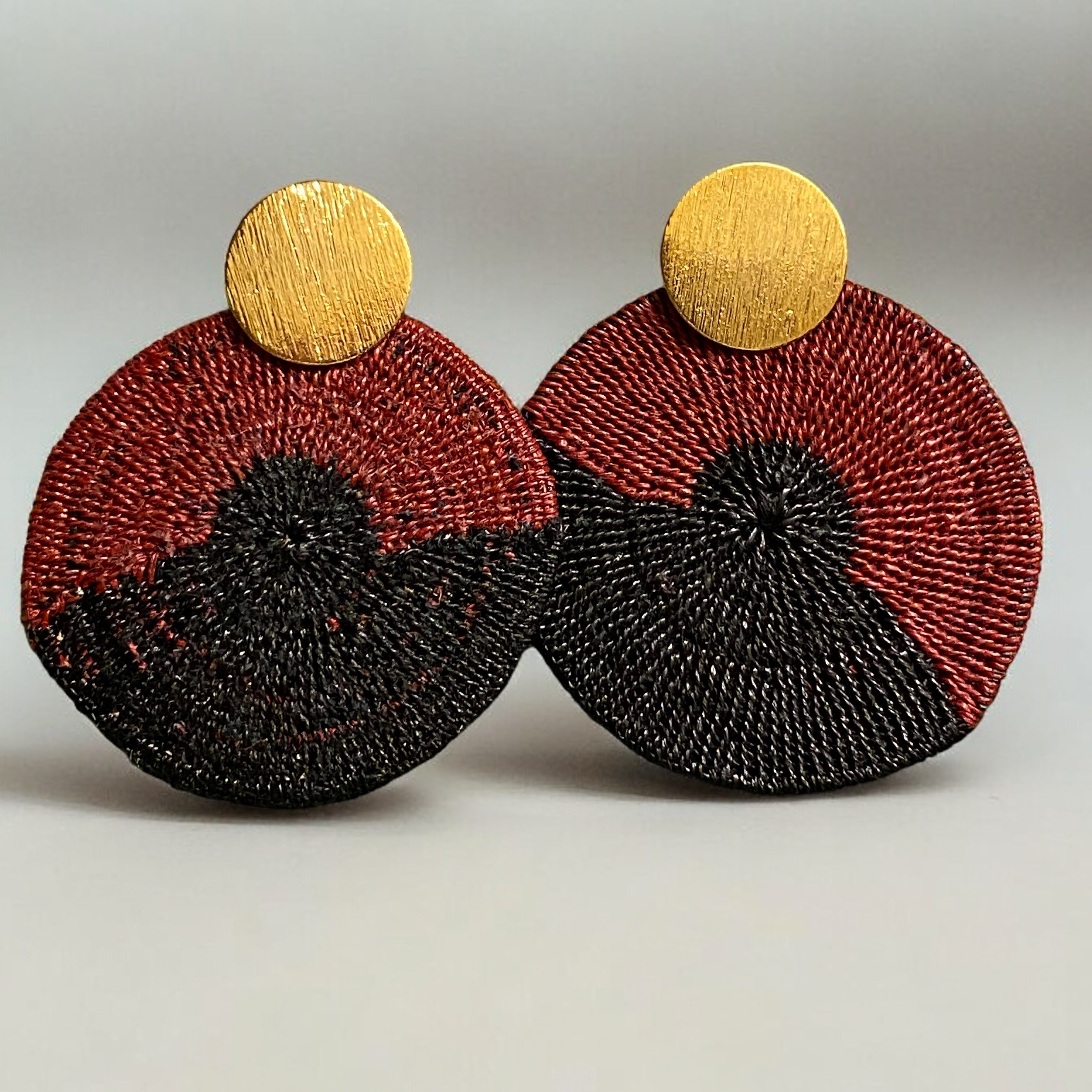 Orecchini pendenti artigianali in fibra di palma Werregue, intrecciati a mano dalle comunità indigene colombiane. Nero e marrone