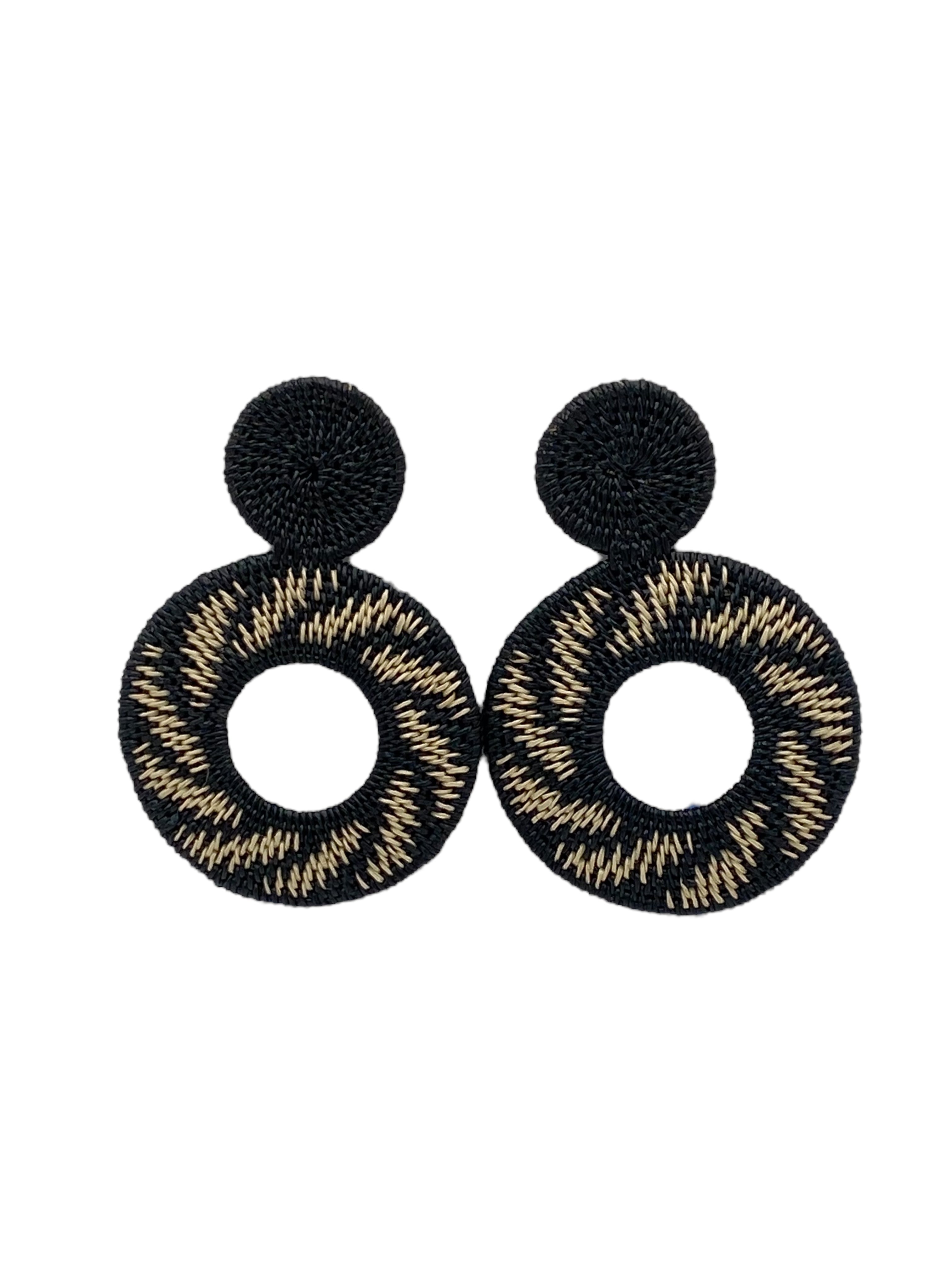 Orecchini pendenti artigianali in fibra di palma Werregue, intrecciati a mano dalle comunità indigene colombiane.
cerchio nero e bianco
