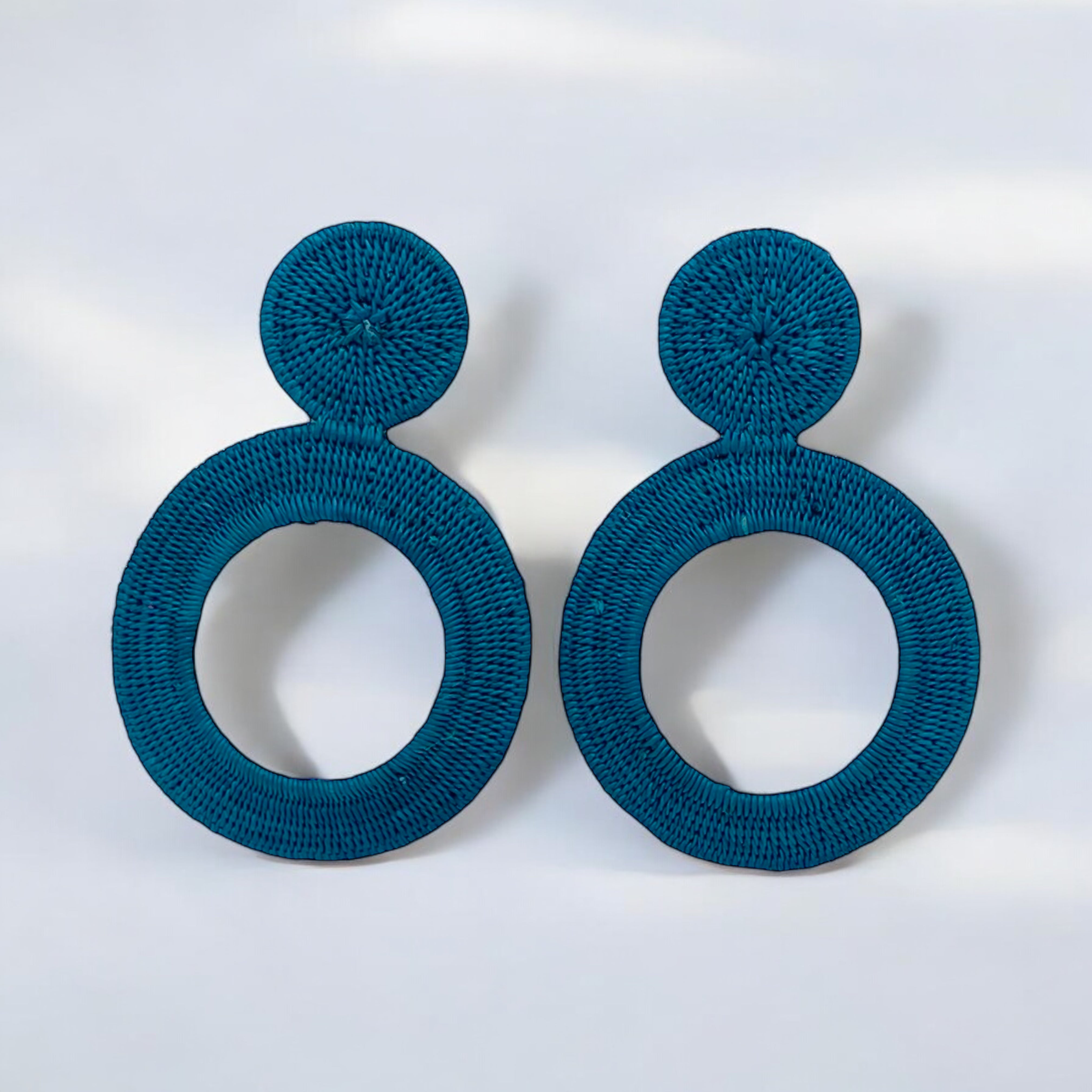 Orecchini pendenti artigianali in fibra di palma Werregue, intrecciati a mano dalle comunità indigene colombiane. Cerchi color petrolio