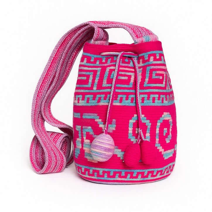 Mochila Wayuu Paloma artigianale piccola fucsia con motivi turchesi e nappine colorate – Volver Bags