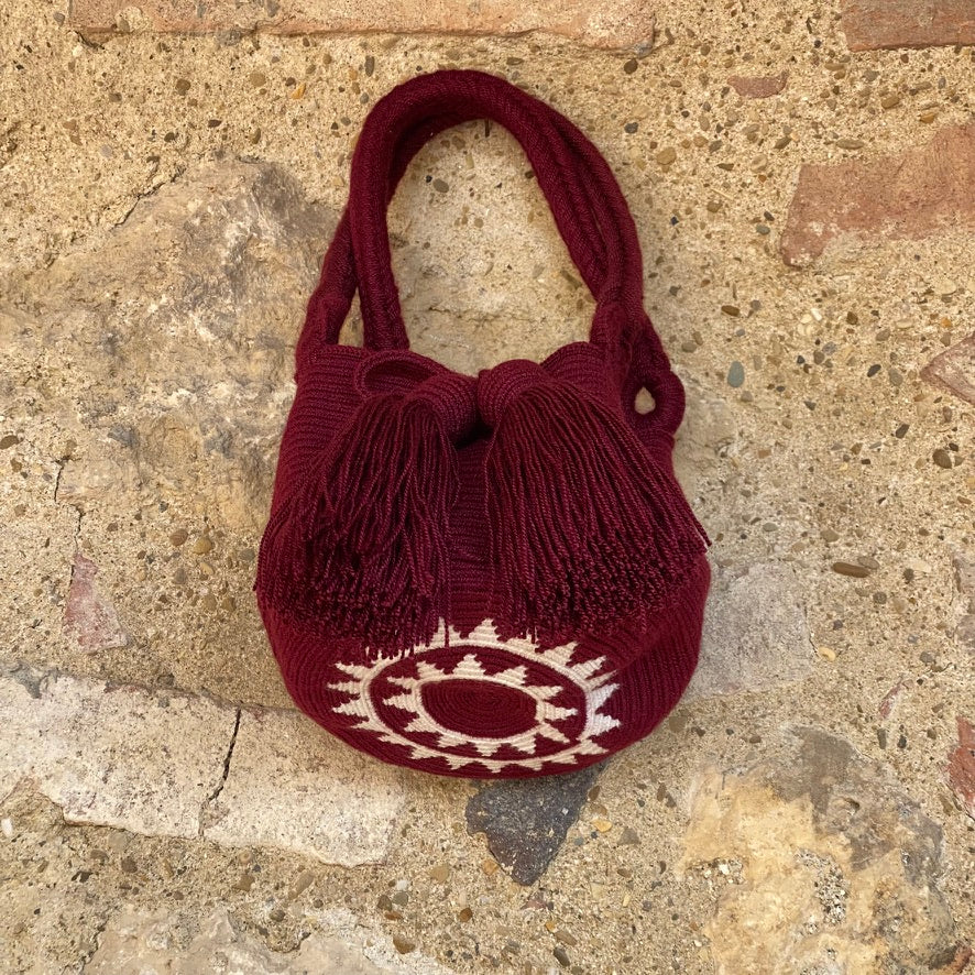 Borsa artigianale Wayuu Volverina Borgoña, realizzata a uncinetto a filo singolo in rosso intenso