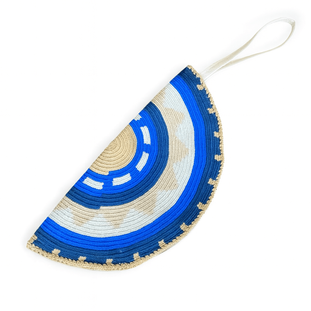 Cluch Wayuu artigianale blu e beige con laccetto, fatta a mano in Colombia – Volver Bags