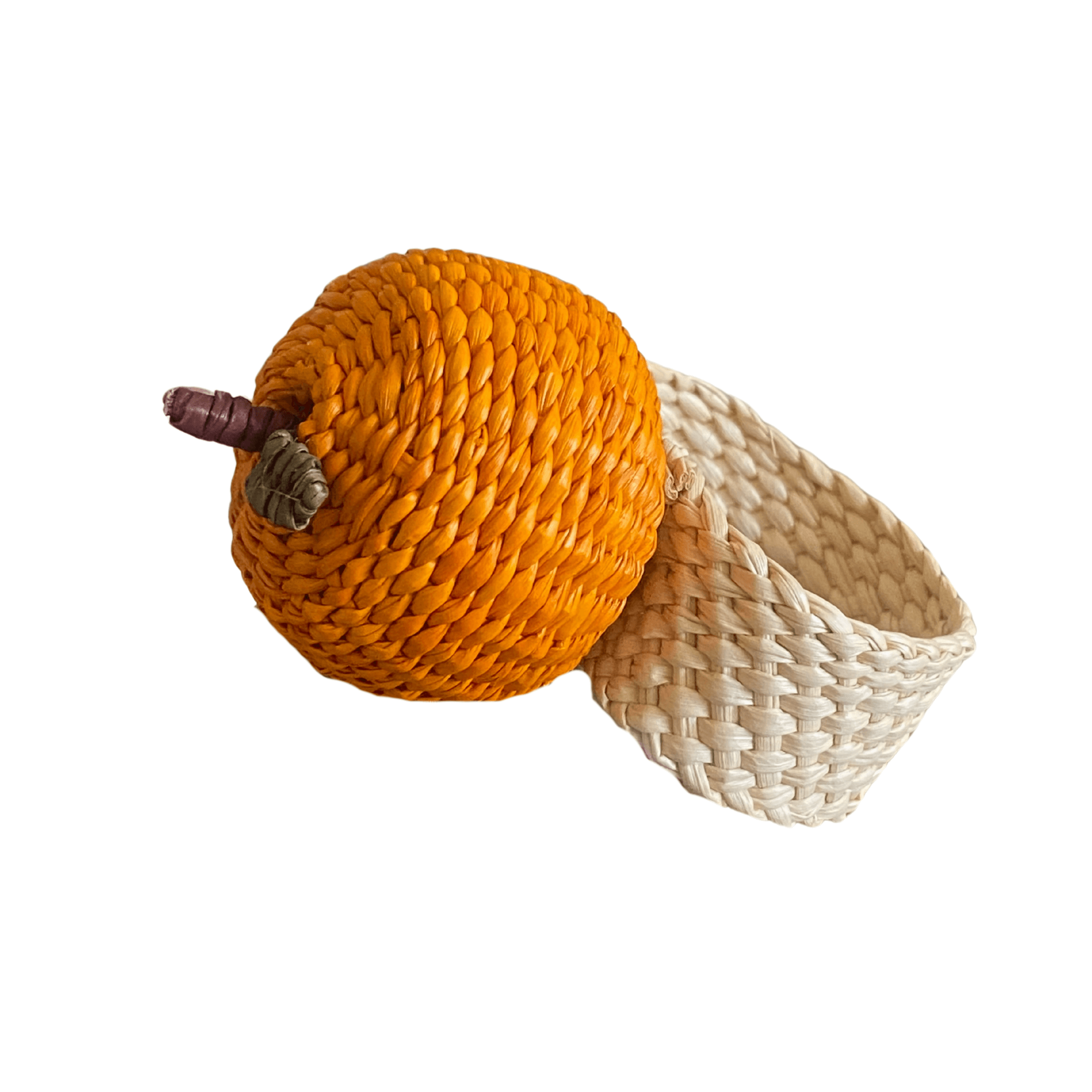 Dettaglio del portatovagliolo arancia in fibra naturale, realizzato dagli artigiani di Nariño.