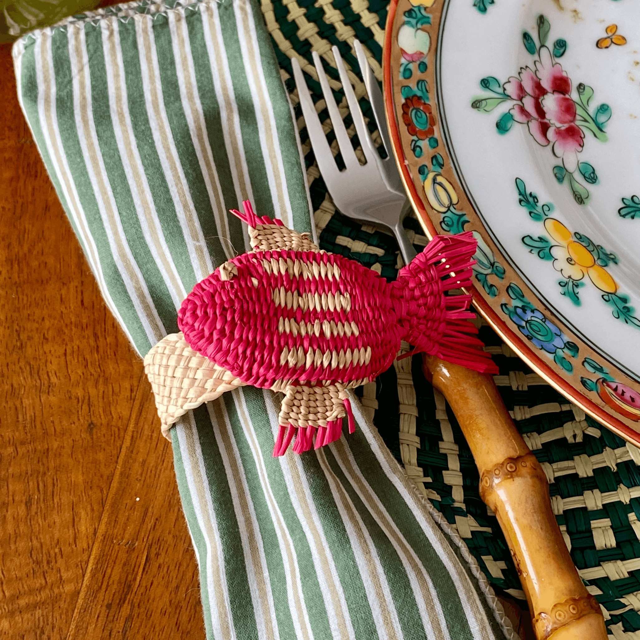 Decorazione tavola mediterranea con portatovagliolo pesce artigianale
