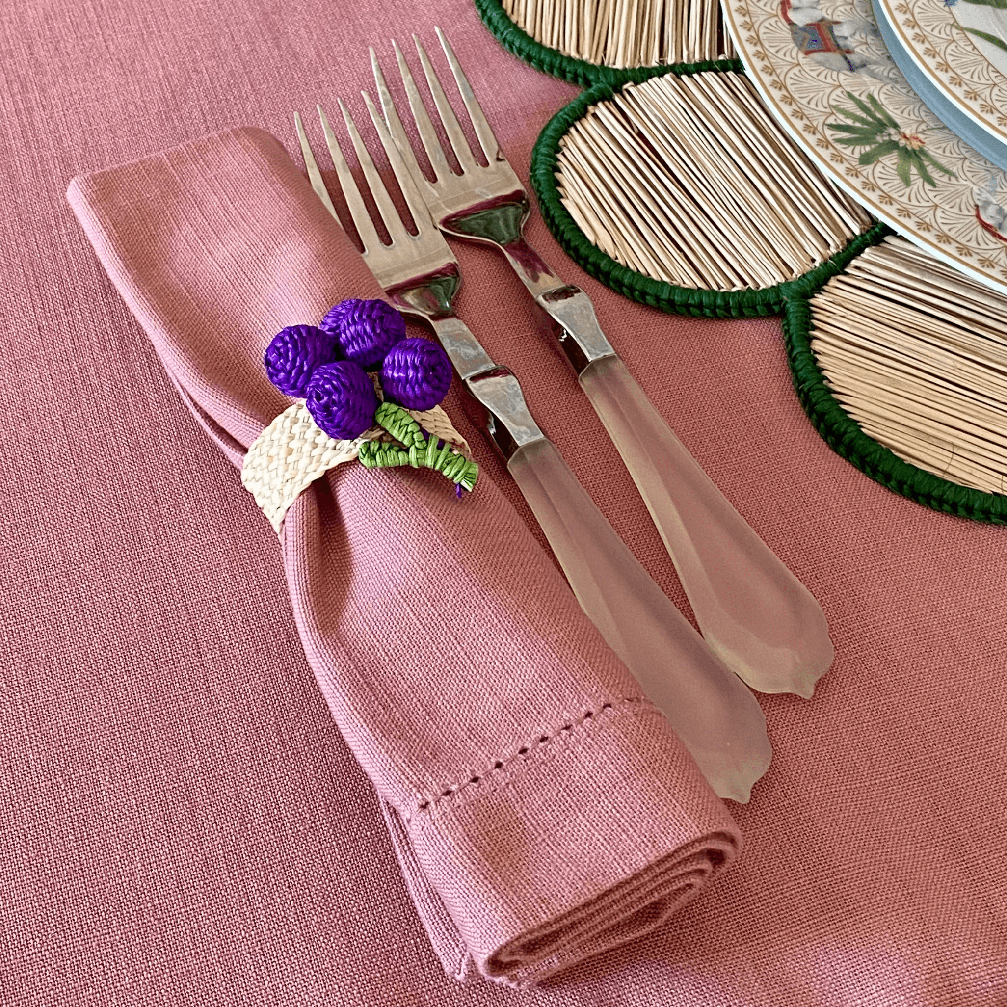Decorazione tavola mediterranea con portatovagliolo uva artigianale