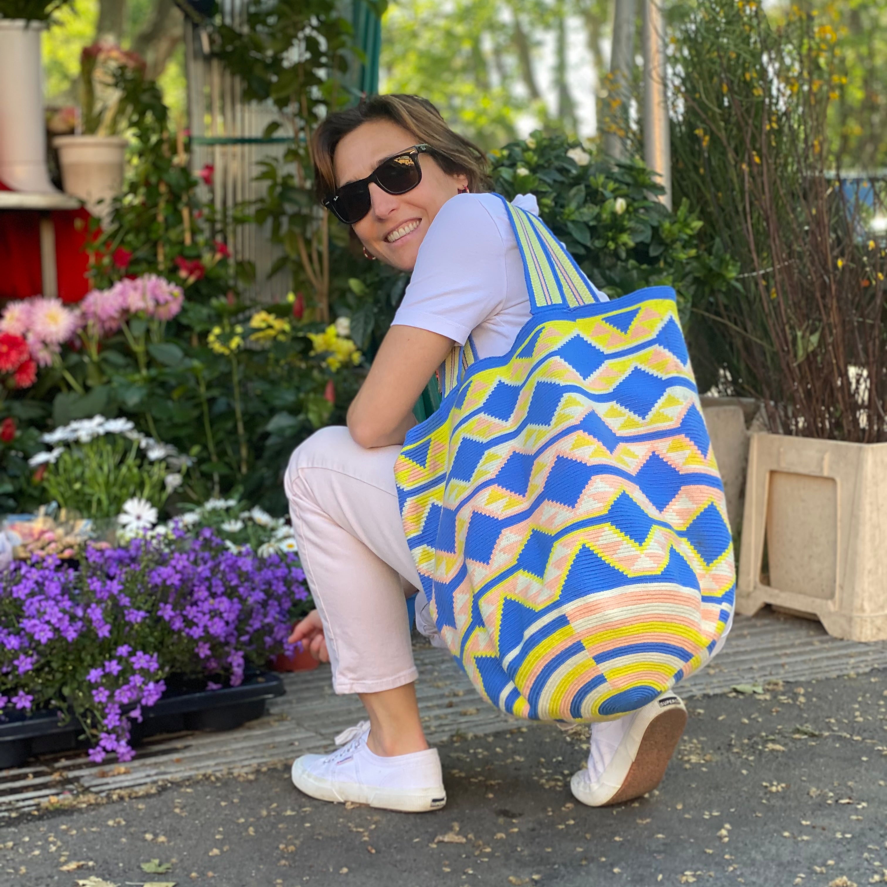 Maxi borsa Tote wayuu Bag in cotone intrecciato a mano. disegni tradizionali, sfondo azzurro con morivi geometrici gialli, binchi e rosati