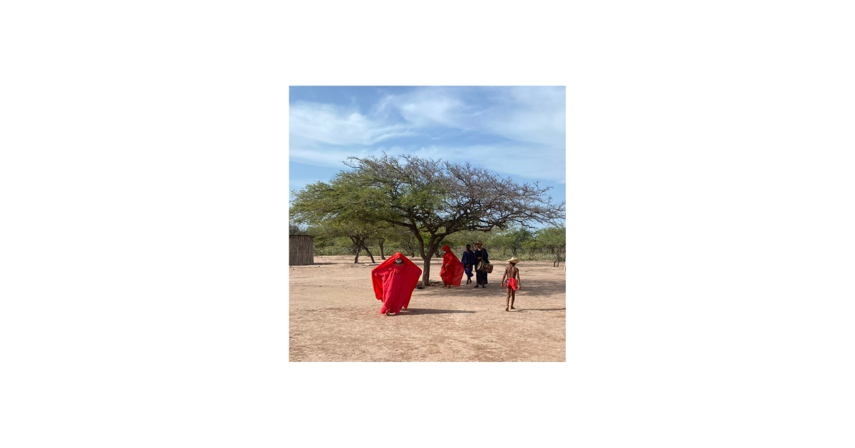villaggio wayuu nel deserto della guajira, popolazione in abiti tradizionali durante il rituale della danza 