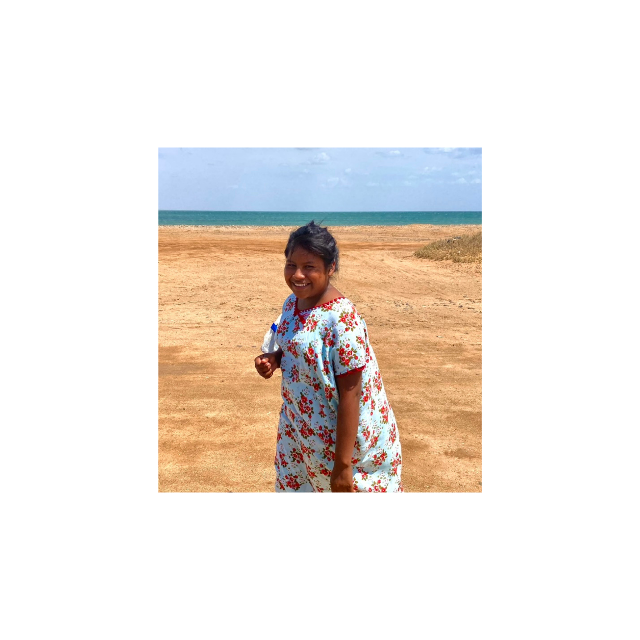 donna indigena wayuu con alle spalle il deserto della Guajira e il mare 