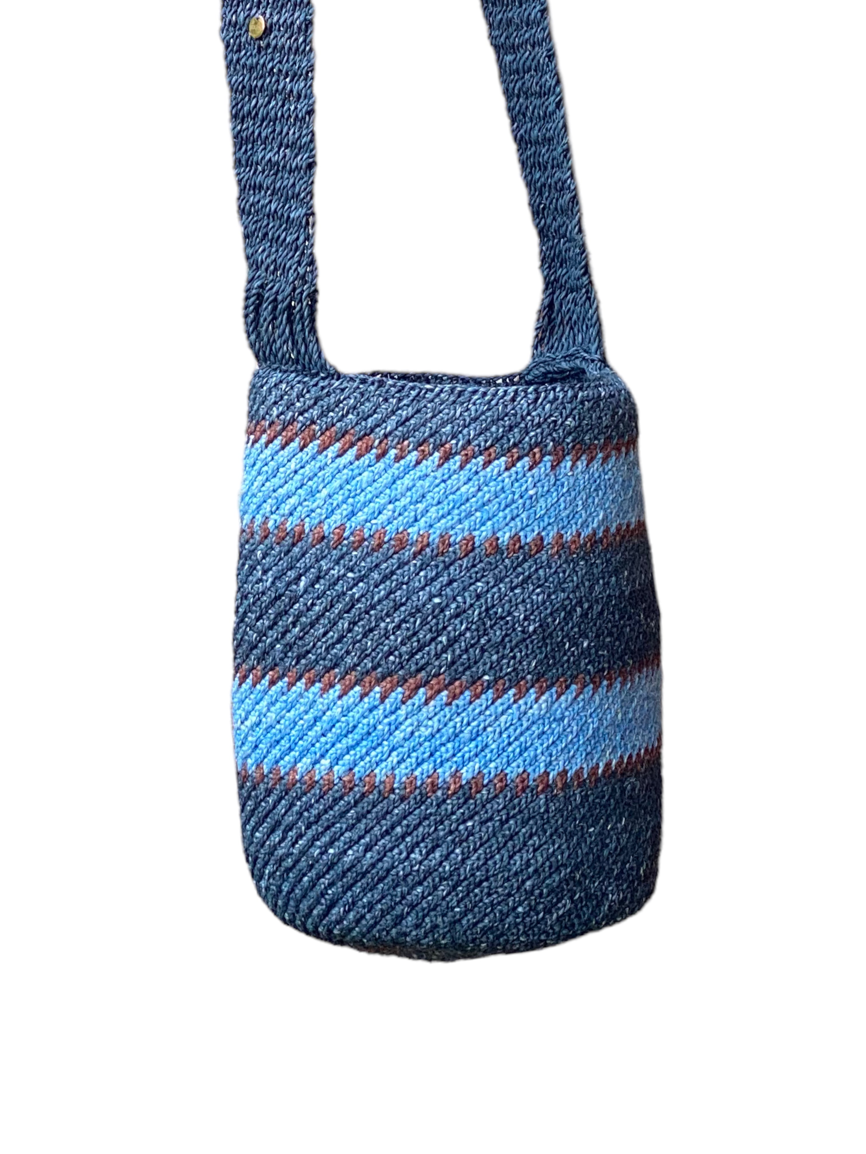 Borsa secchiello rigida in fibra di palma Chambira, intrecciata a mano dalle comunità Murui Huitoto dell’Amazzonia colombiana. Blu, azzurro e marrone