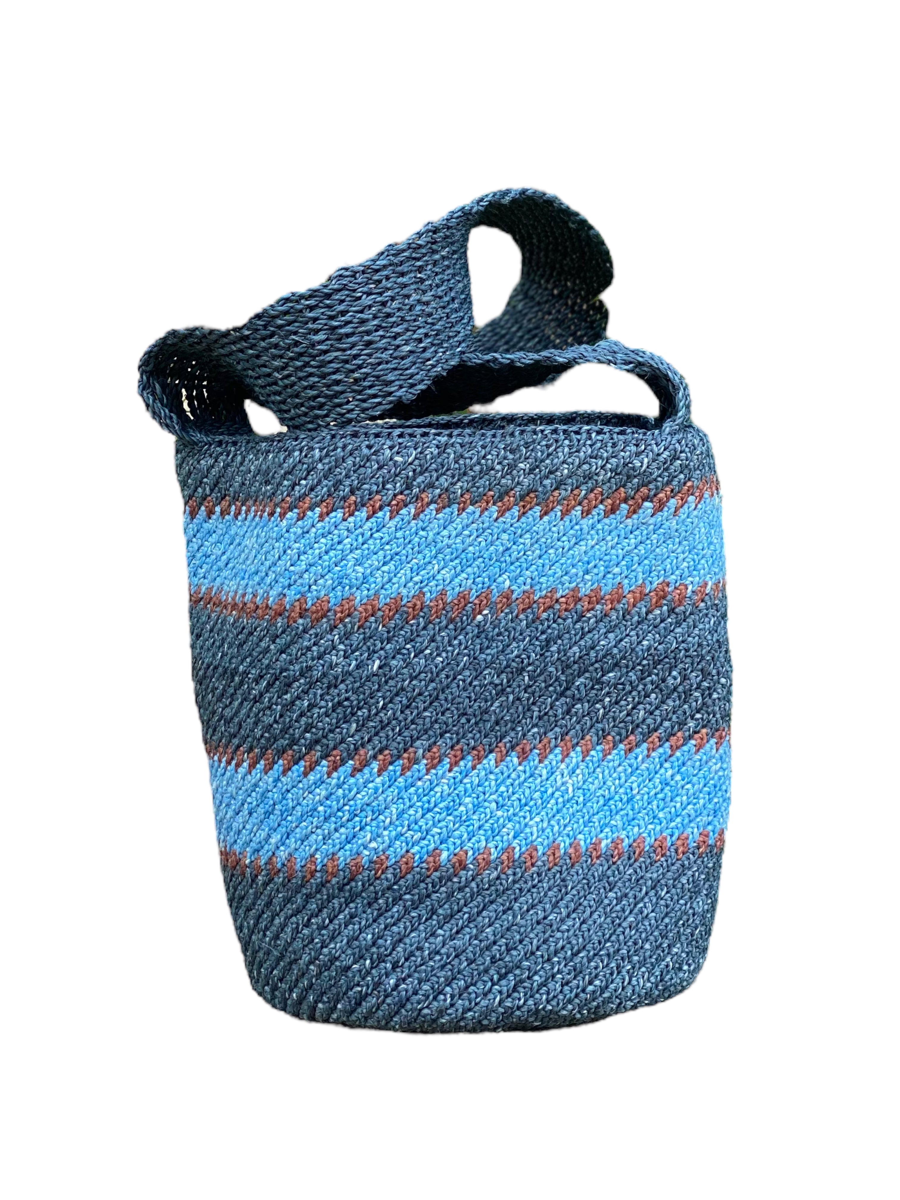 Borsa secchiello rigida in fibra di palma Chambira, intrecciata a mano dalle comunità Murui Huitoto dell’Amazzonia colombiana. Blu, azzurro e marrone