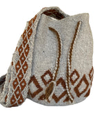 Sierra Bag, borsa secchiello artigianale, all' uncinetto, in pura lana tessuta a mano dalle donne indigene delle Ande colombiane. Grigio e marrone