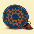 dettaglio della base della borsa media Wayuu Cayena fatta a mano con pattern geometrico blu e arancio bruciato – Volver Bags

