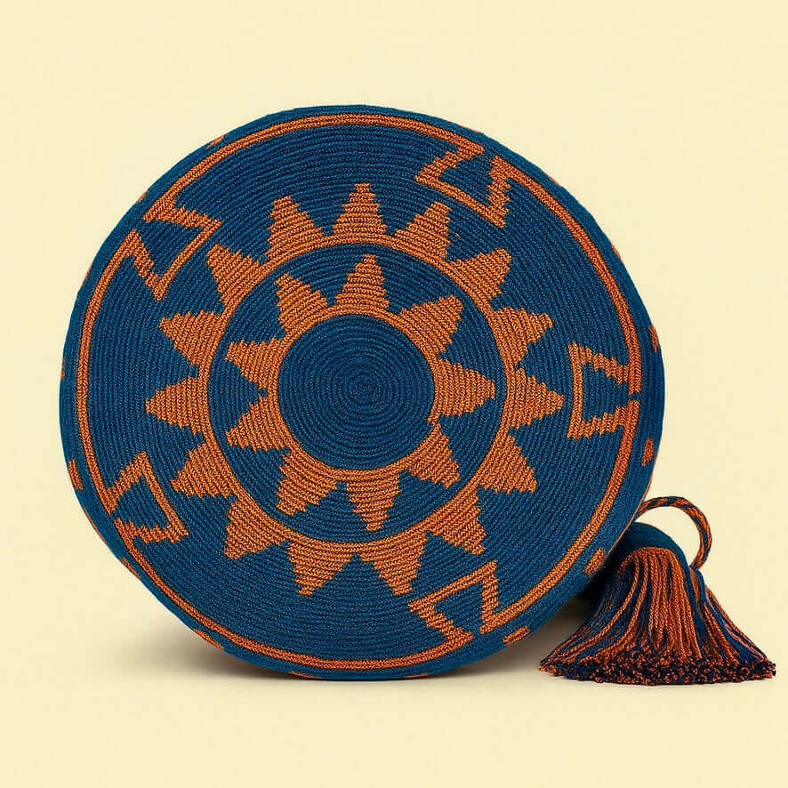 dettaglio della base della borsa media Wayuu Cayena fatta a mano con pattern geometrico blu e arancio bruciato – Volver Bags

