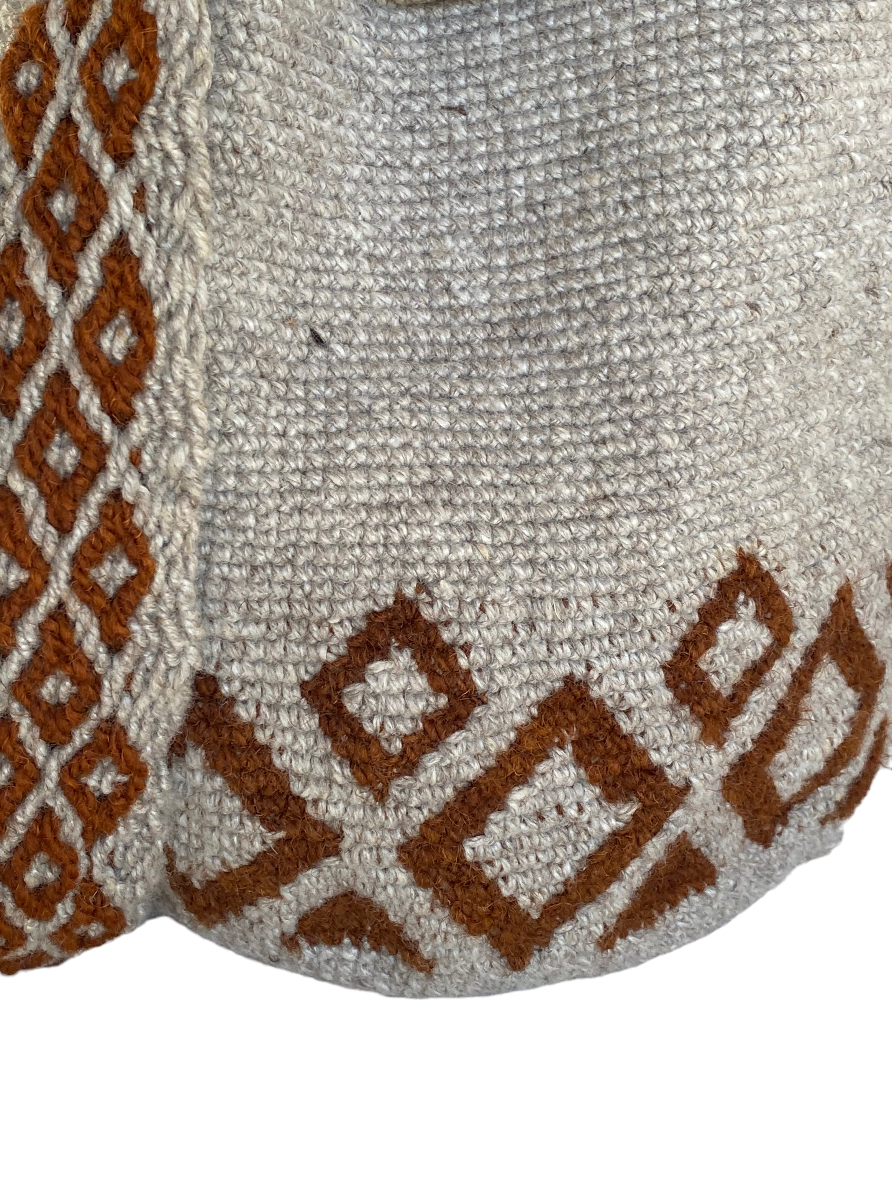 Sierra Bag, borsa secchiello artigianale, all' uncinetto, in pura lana tessuta a mano dalle donne indigene delle Ande colombiane. Grigio e marrone