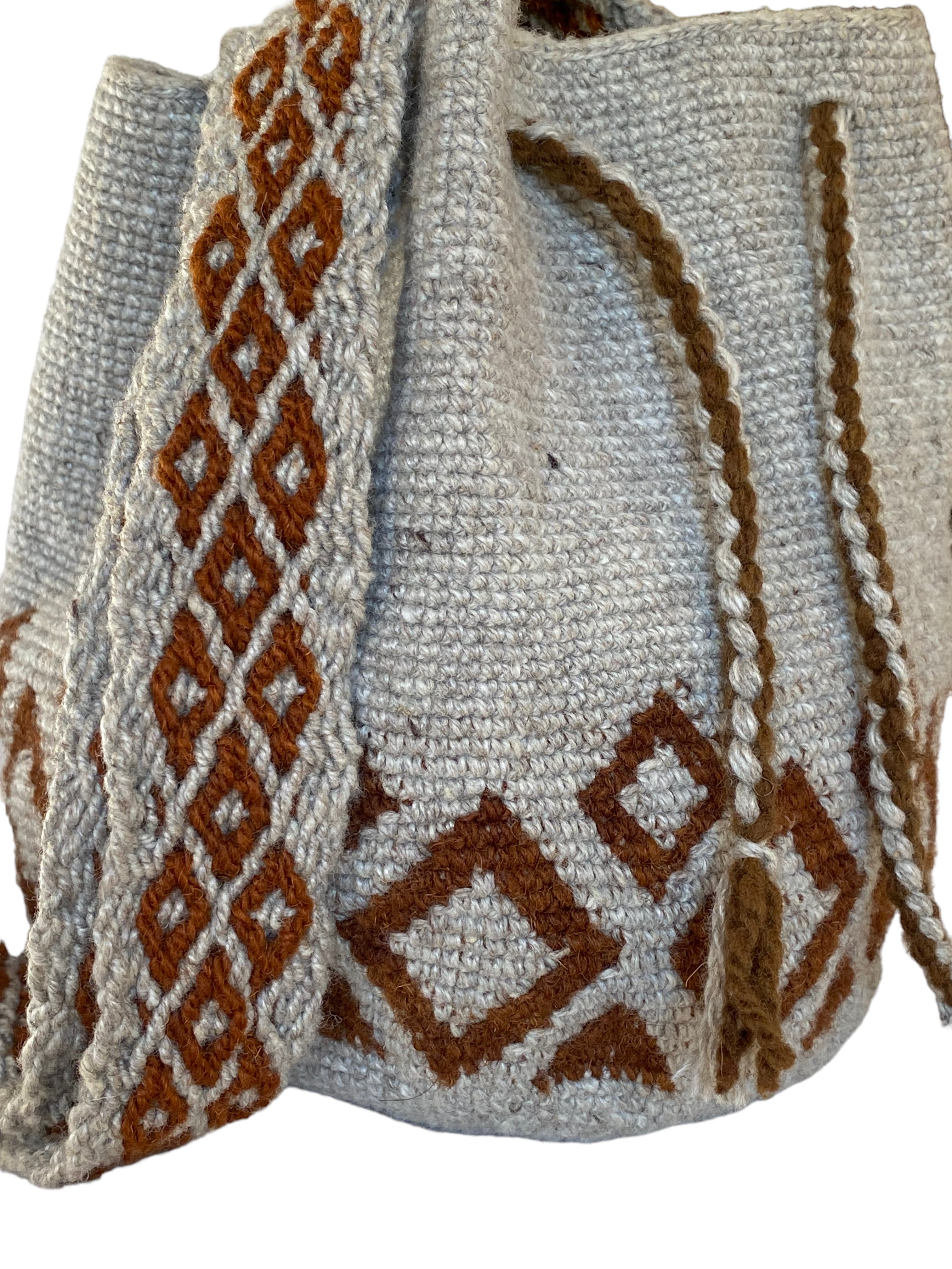 Sierra Bag, borsa secchiello artigianale, all' uncinetto, in pura lana tessuta a mano dalle donne indigene delle Ande colombiane. Grigio e marrone