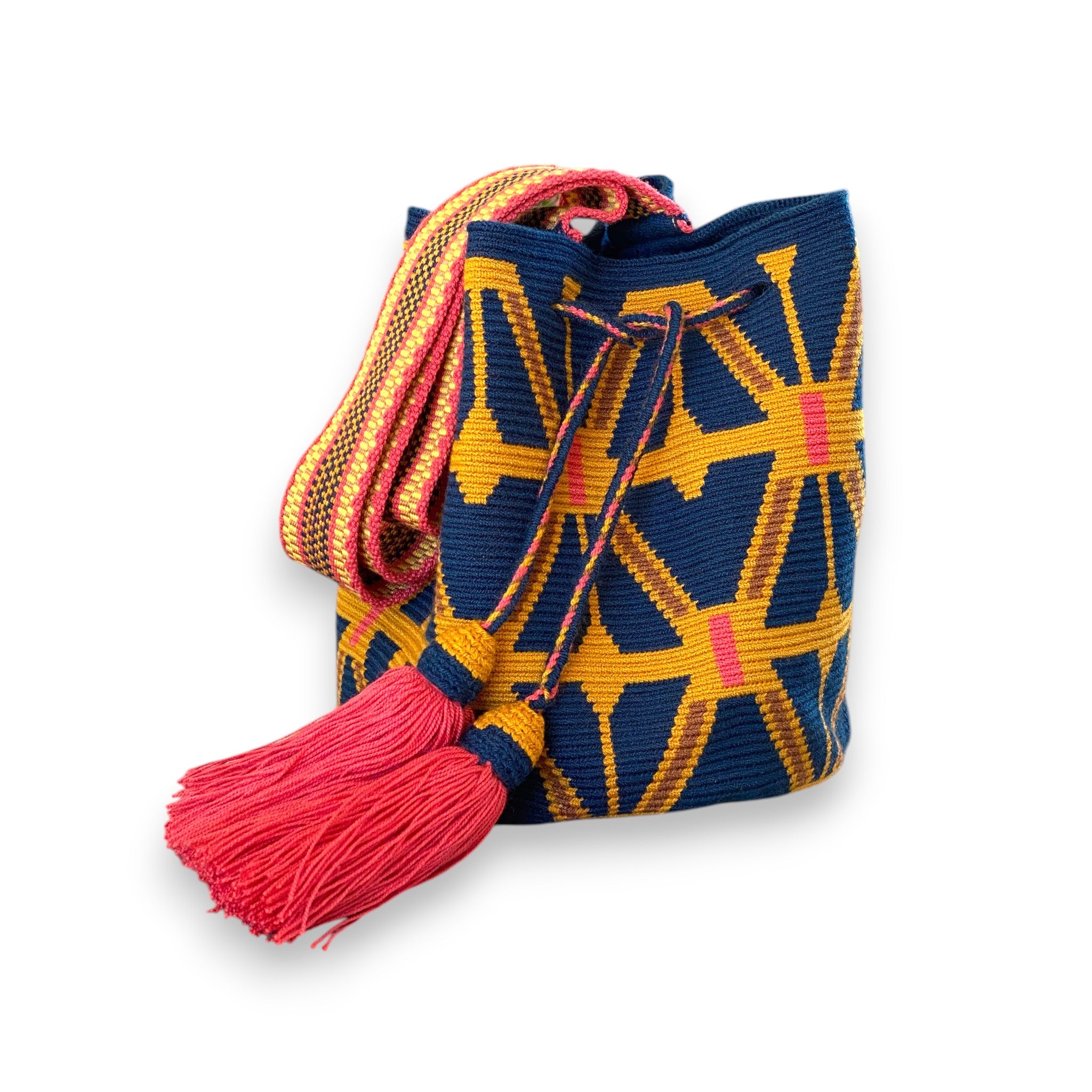 Mochila Wayuu Solar – Borsa artigianale blu e gialla con nappine fucsia, realizzata a mano in Colombia | Volver Bags

