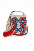 Mochila Wayuu artigianale Cayetana con motivi geometrici nei toni beige, terracotta e blu – Volver Bags

