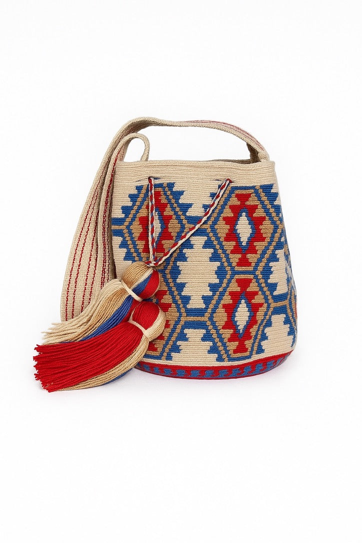 Mochila Wayuu artigianale Cayetana con motivi geometrici nei toni beige, terracotta e blu – Volver Bags

