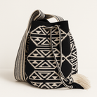 Mochila Wayuu Katuma grande in nero e sabbia con disegno geometrico e nappine – Volver Bags

