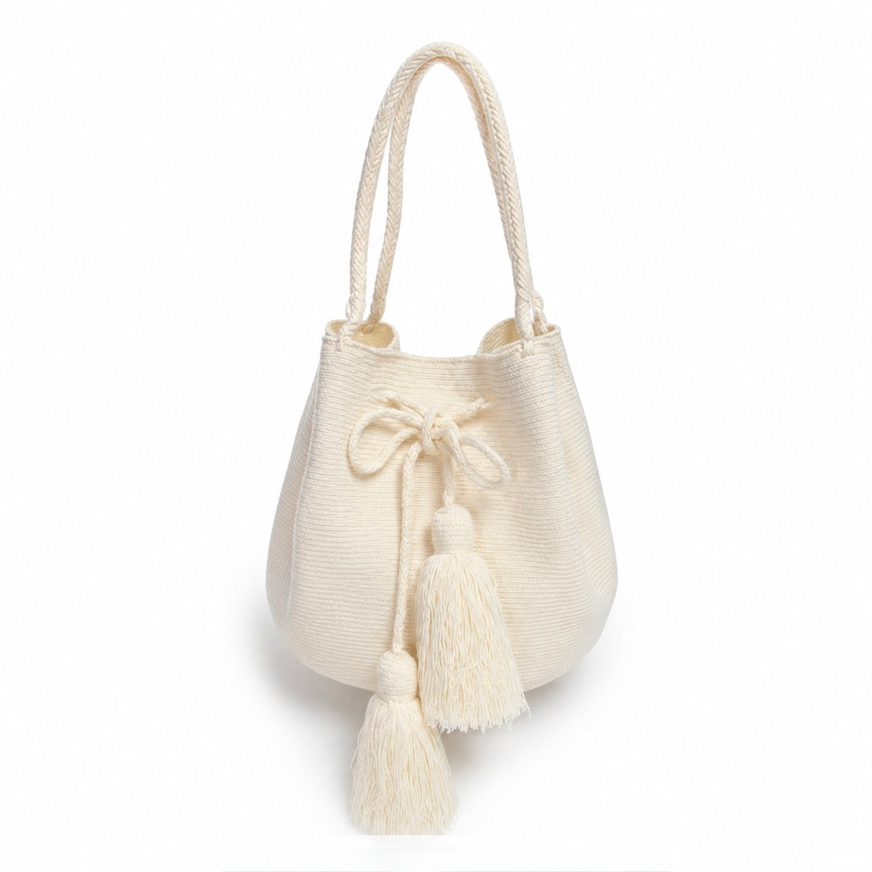 Esclusiva Mochila Wayuu bianca, realizzata a mano all’uncinetto in Colombia. Con manici intrecciati e stile elegante, è perfetta per look boho e casual.
