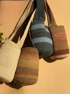 Borsa secchiello rigida in fibra di palma Chambira, intrecciata a mano dalle comunità Murui Huitoto dell’Amazzonia colombiana.