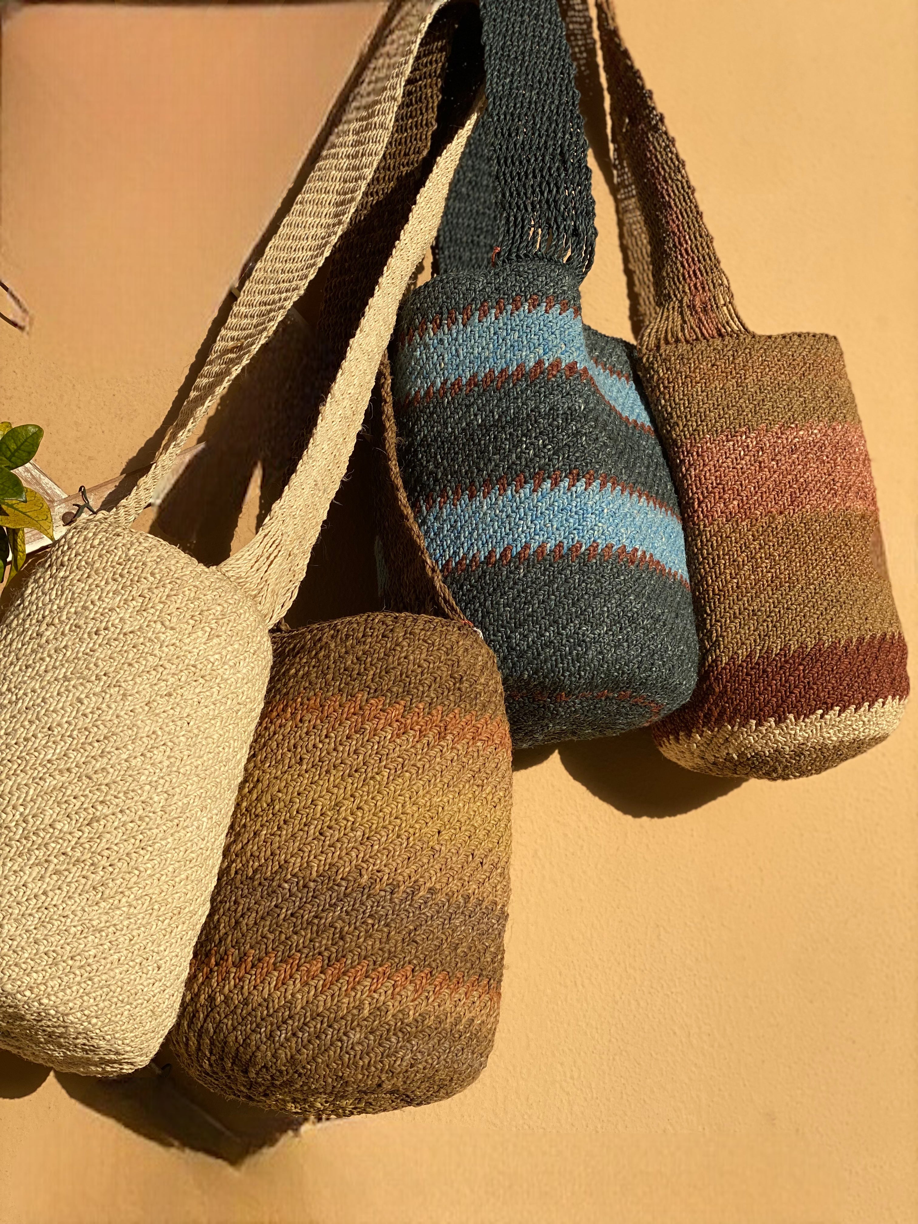 Borsa secchiello rigida in fibra di palma Chambira, intrecciata a mano dalle comunità Murui Huitoto dell’Amazzonia colombiana.